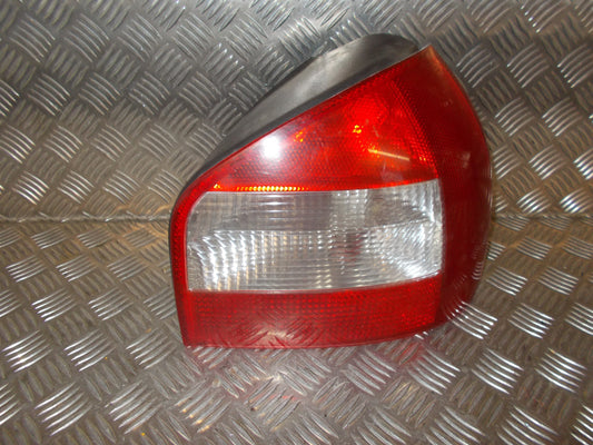Audi A3 8L Baglygte Med OEM Nr. 8L0945096C Fra Audi Ophugger