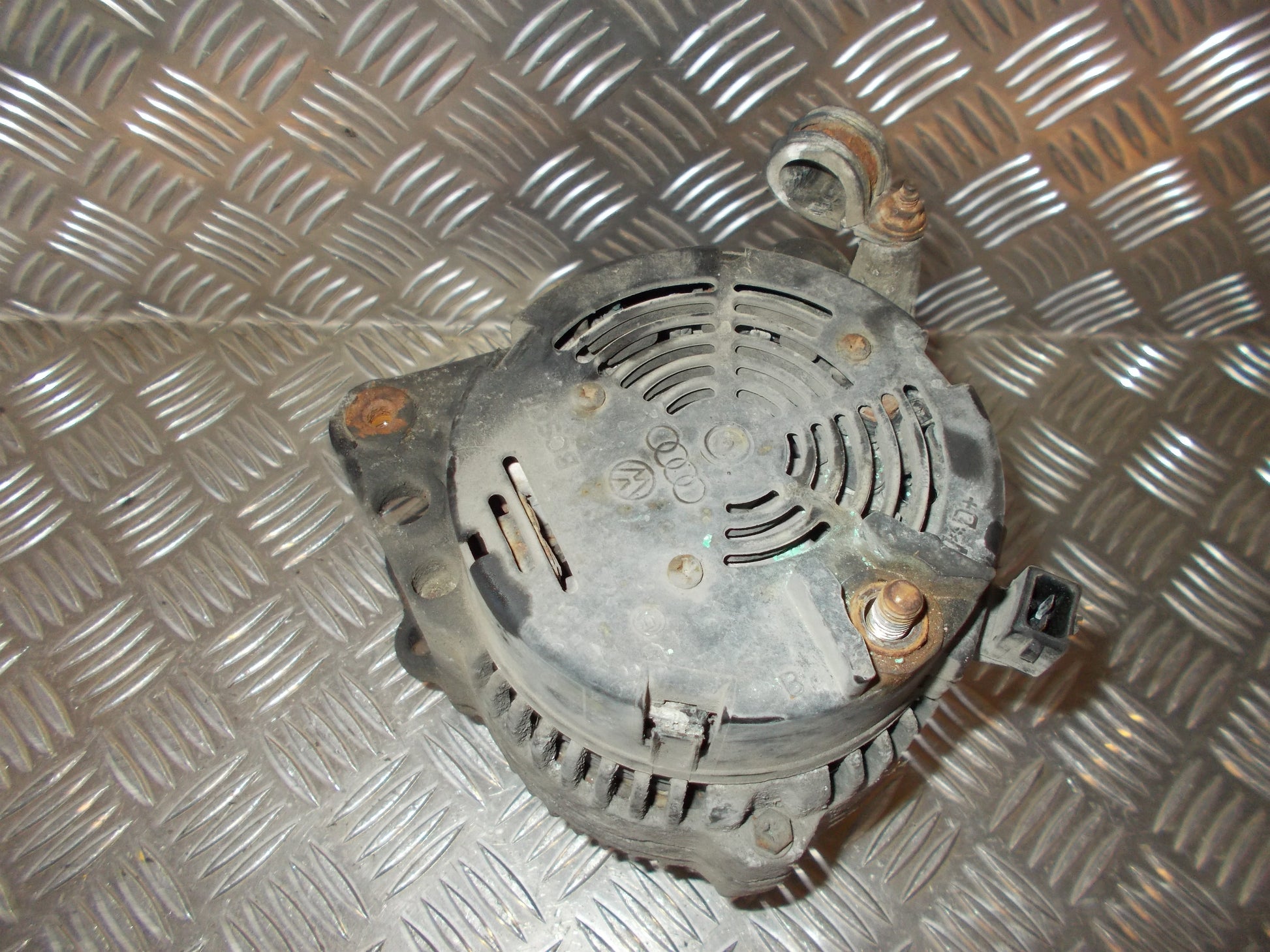 VW Transporter T4 Generator Med OEM Nr. 0123320018 Fra VW Ophugger