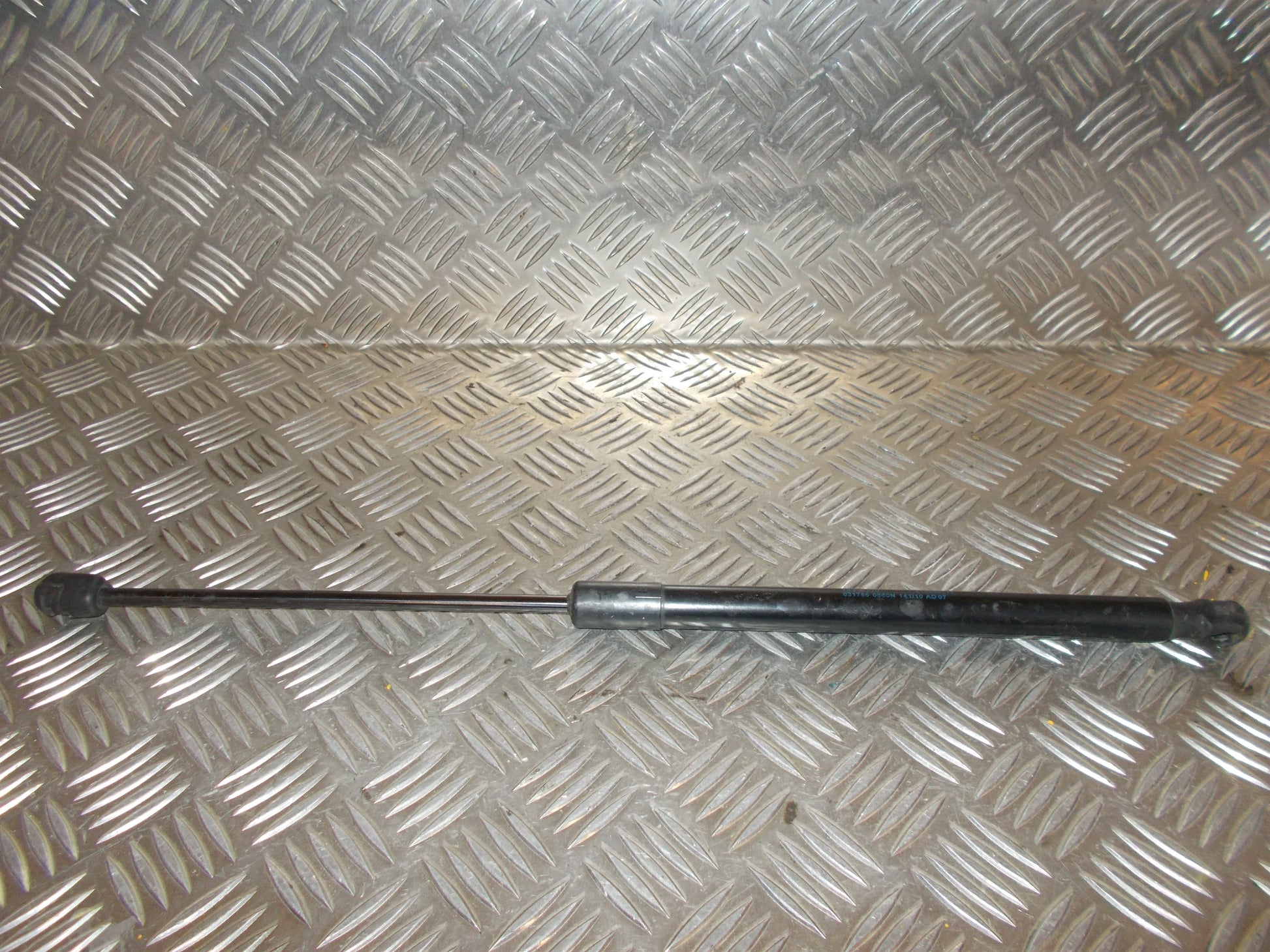 Opel Insignia A Bagklapsdæmper Med OEM Nr. 13332570 Fra Opel Ophugger