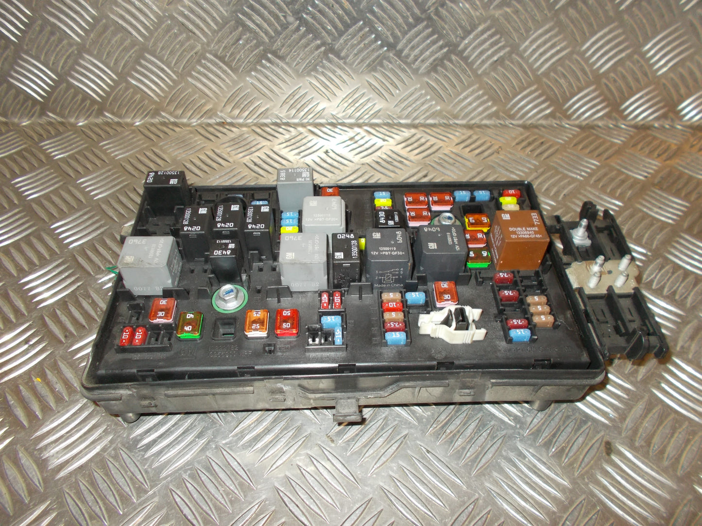 Opel Insignia A Sikringsboks Med OEM Nr. 13275881 Fra Opel Ophugger