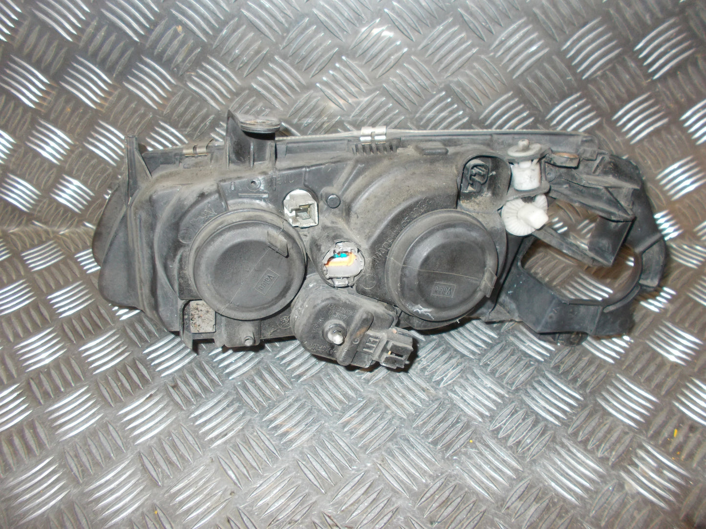 Nissan Almera N16 Forlygte Med OEM Nr. 26025BN011 Fra Nissan Ophugger