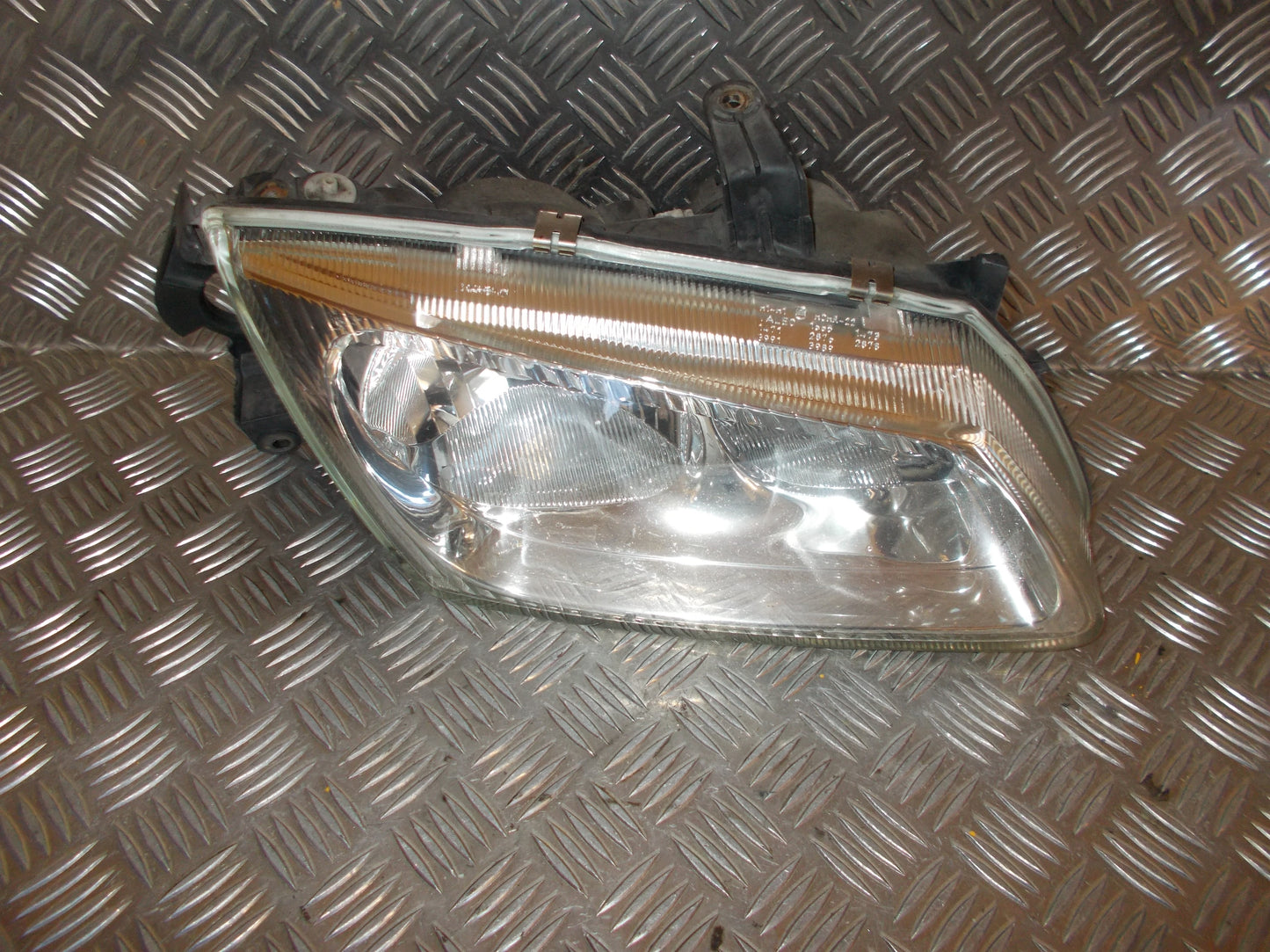 Nissan Almera N16 Forlygte Med OEM Nr. 26025BN011 Fra Nissan Ophugger
