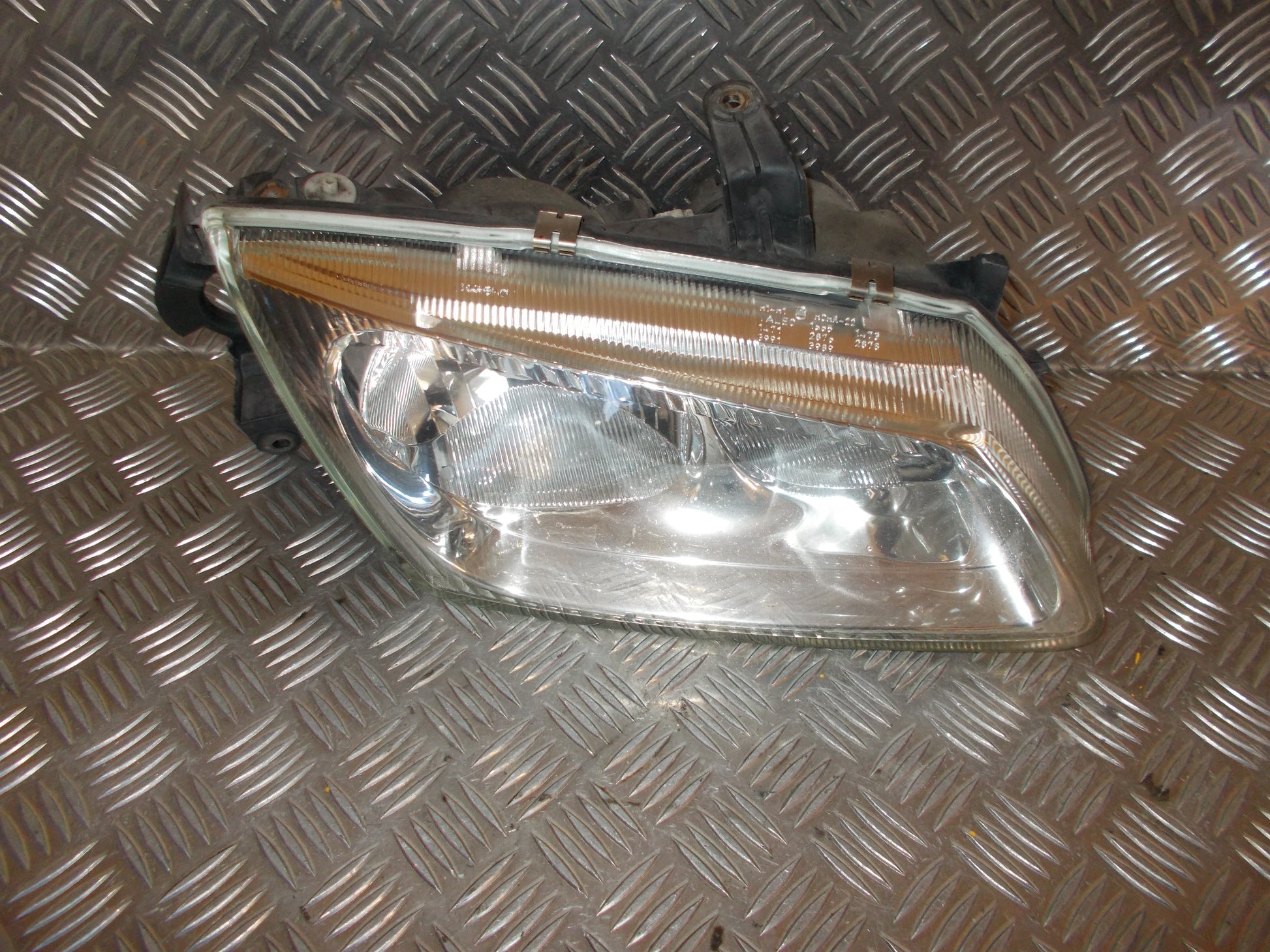 Nissan Almera N16 Forlygte Med OEM Nr. 26025BN011 Fra Nissan Ophugger