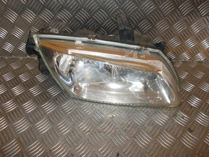 Nissan Almera N16 Forlygte Med OEM Nr. 26025BN011 Fra Nissan Ophugger