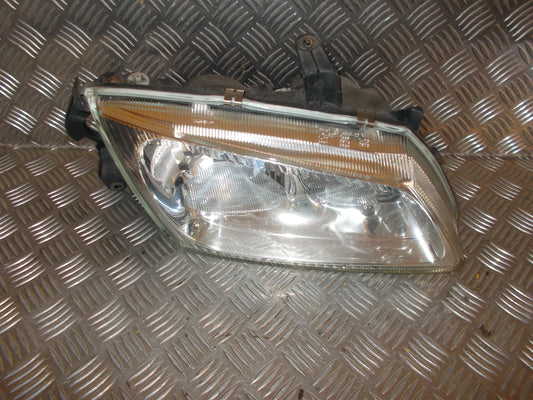 Nissan Almera N16 Forlygte Med OEM Nr. 26025BN011 Fra Nissan Ophugger