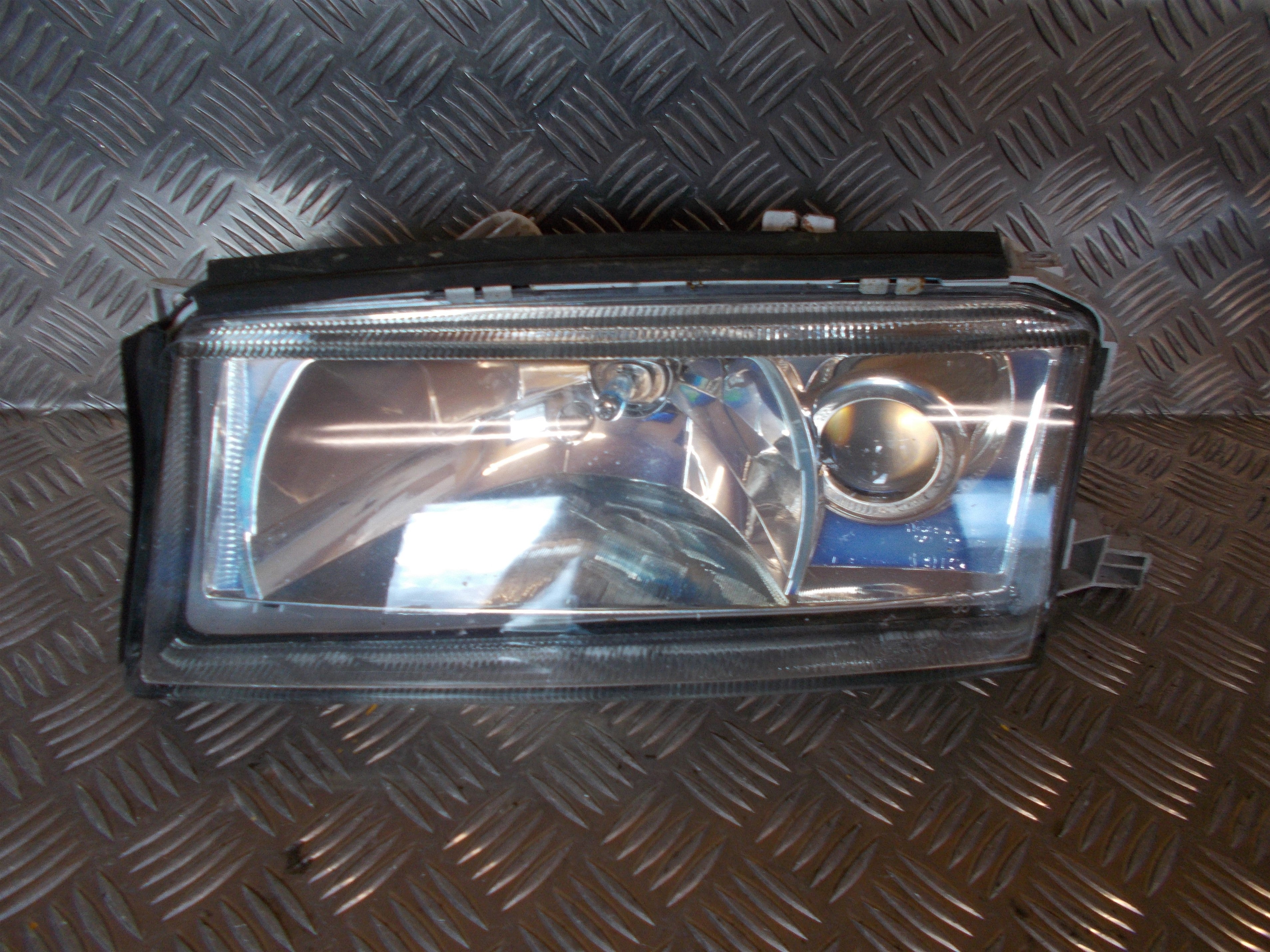 Skoda Octavia Forlygte Med OEM Nr. 1U1941017A Fra Skoda Ophugger