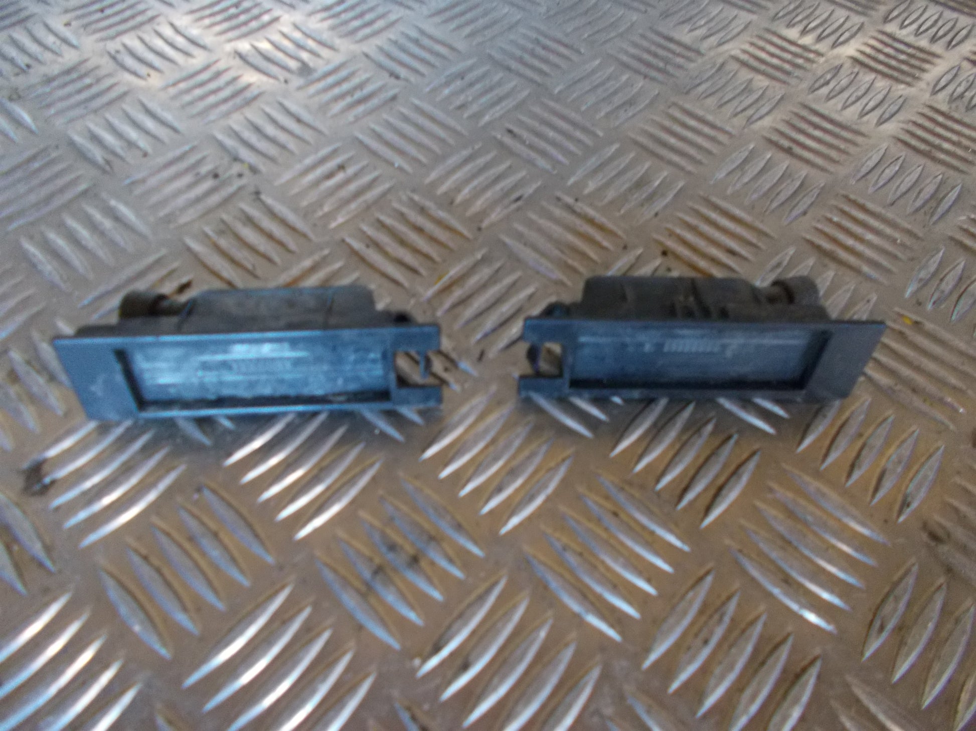 Opel Insignia A Nummerpladelygte Med OEM Nr. Ophugger Fra Opel Ophugger