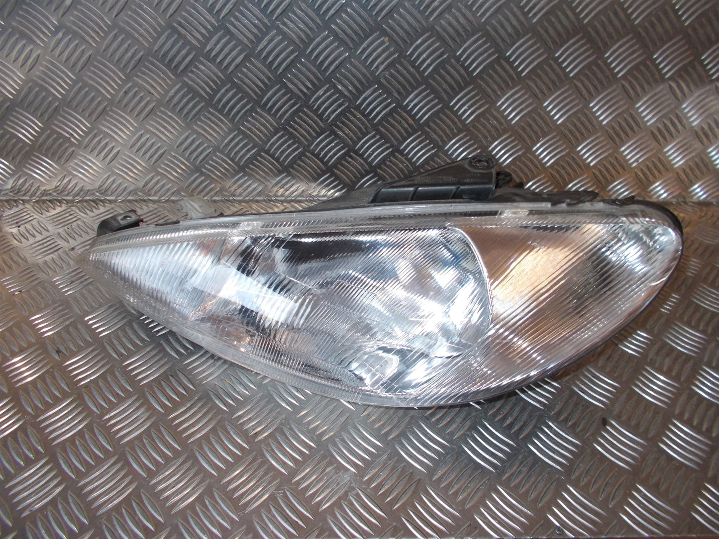 Peugeot 206 Forlygte Med OEM Nr. 6204S7 Fra Peugeot Ophugger