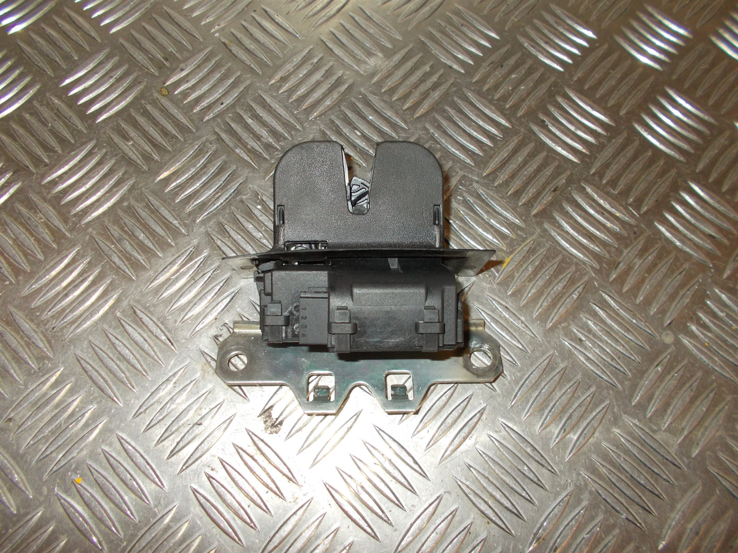 Opel Insignia A Dørlås Med OEM Nr. Ophugger Fra Opel Ophugger