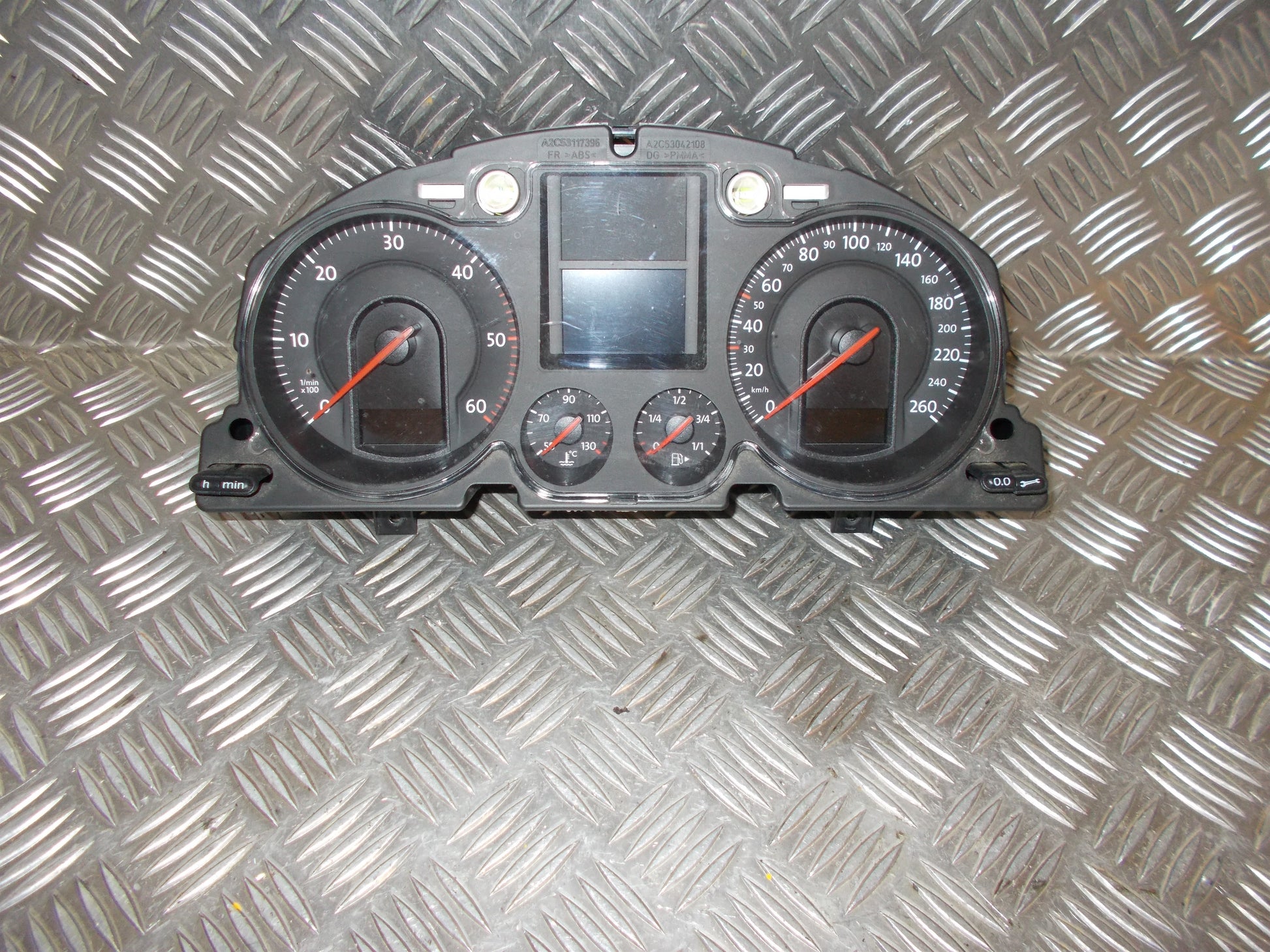 VW Passat 3C Speedometer - Instrument Med OEM Nr. 3C0920860K Fra VW Ophugger