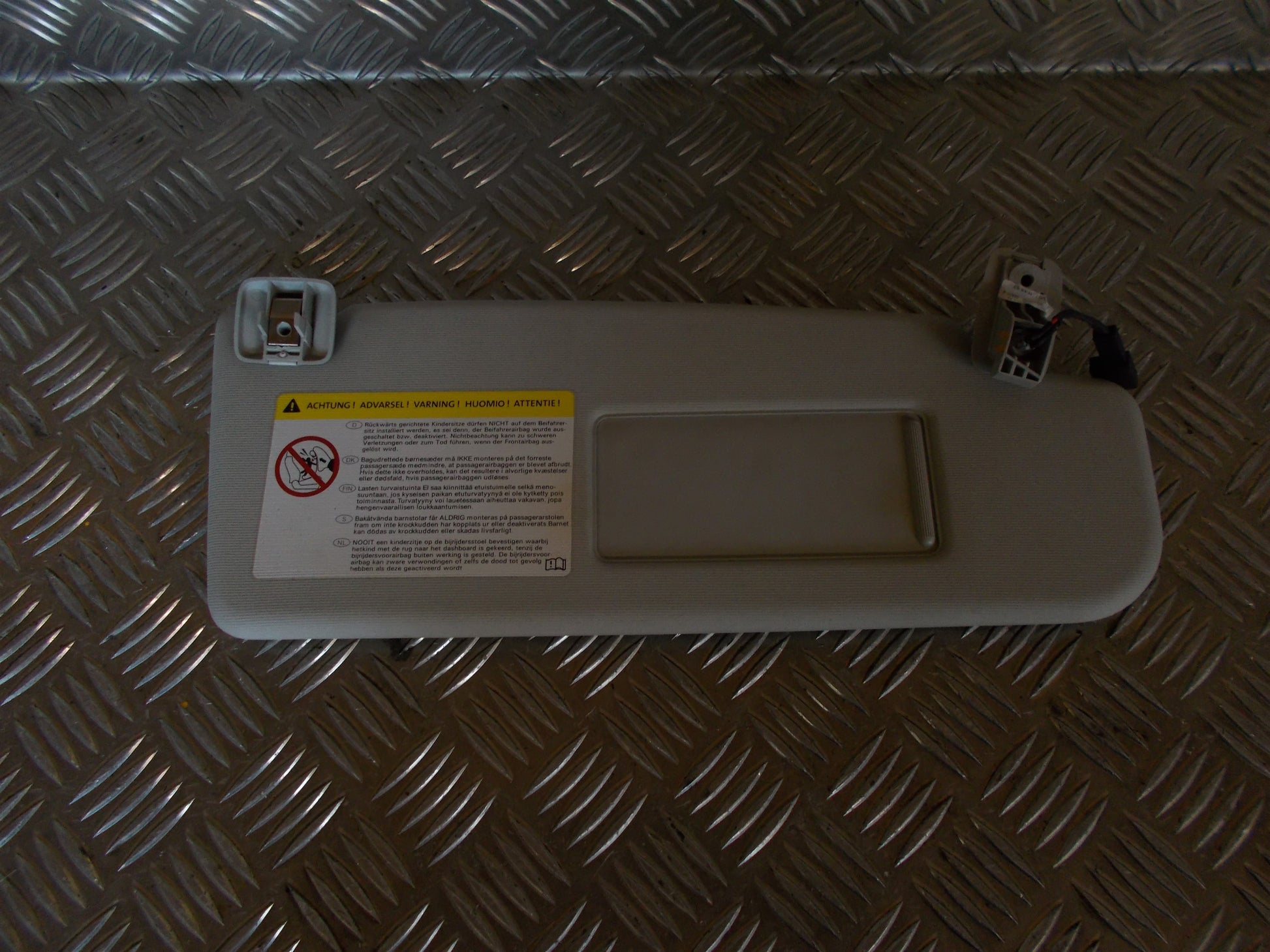 VW Passat 3C Solskærm Med OEM Nr. 3C0855552 Fra VW Ophugger