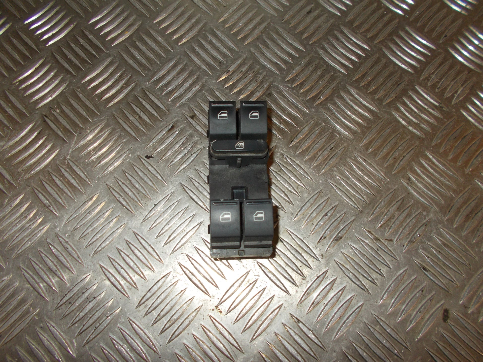 VW Passat 3C Kontakt Rudehejs Med OEM Nr. 1K4959857A Fra VW Ophugger