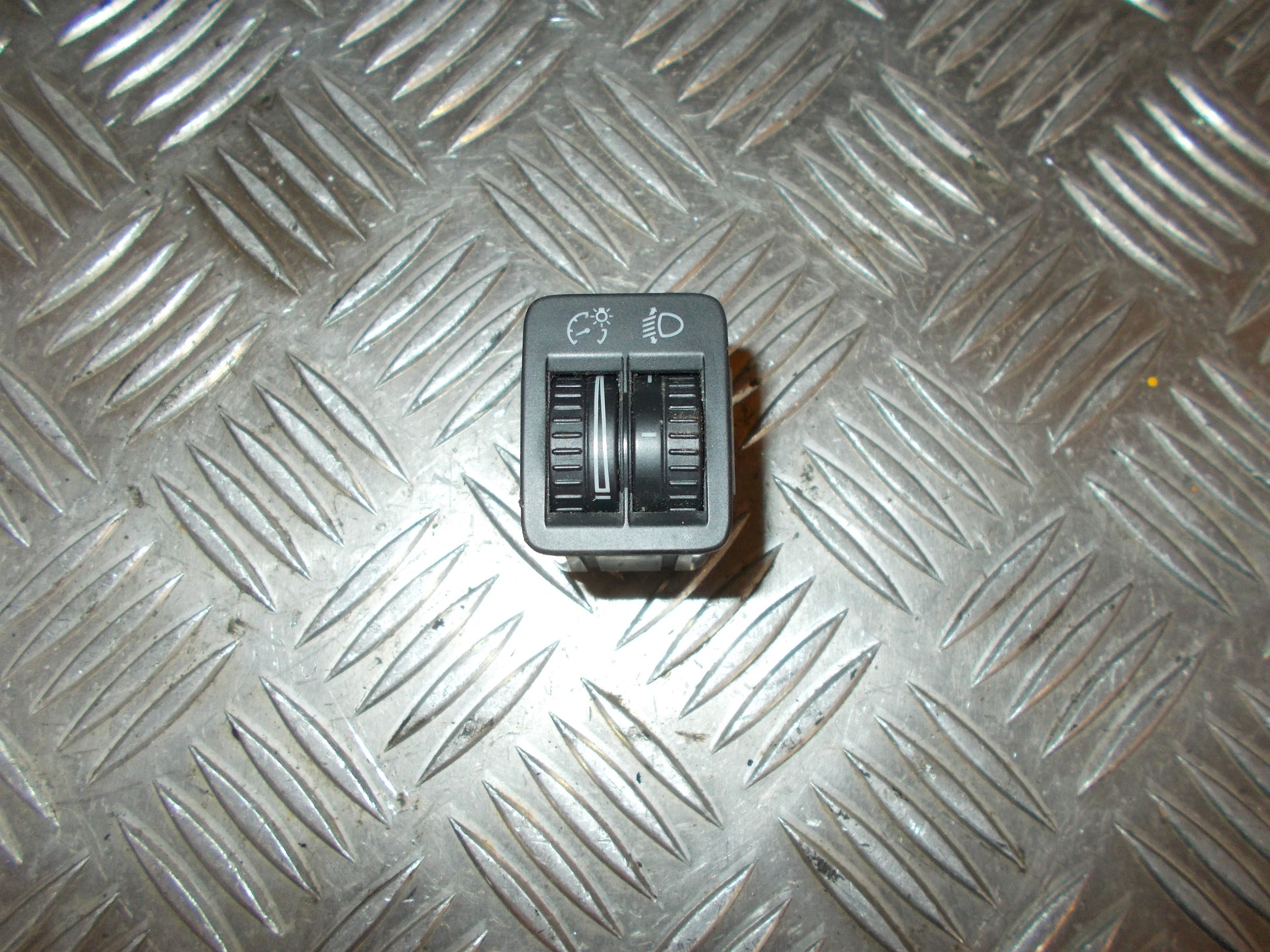 VW Passat 3C Kontakt Lygtejustering Med OEM Nr. 3C0941333A Fra VW Ophugger