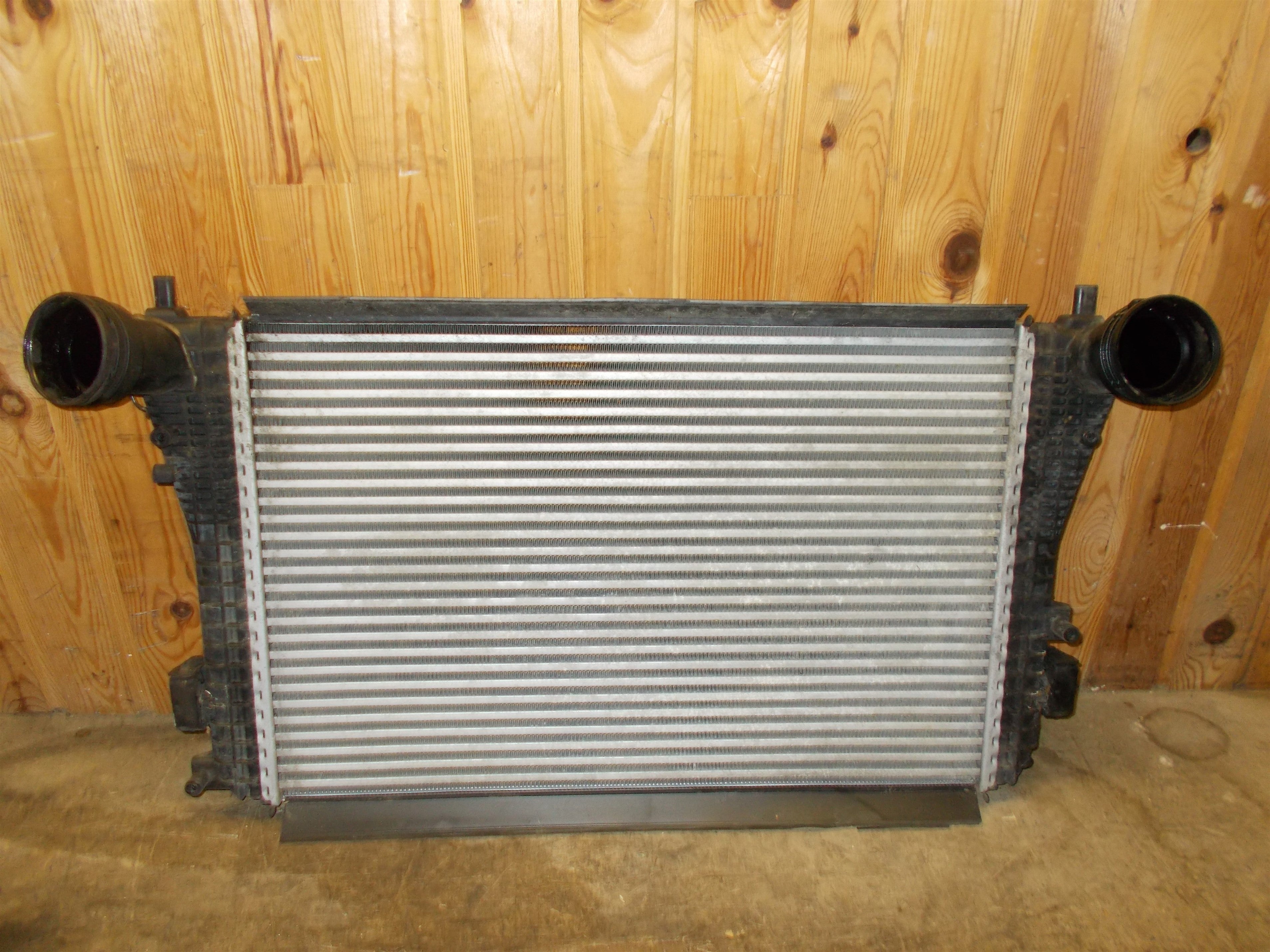 VW Passat 3C Køler Intercooler Med OEM Nr. 3C0145805P Fra VW Ophugger