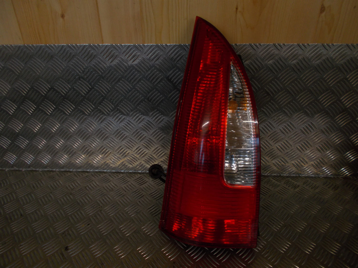 Mazda Premacy Baglygte Med OEM Nr. Ophugger Fra Mazda Ophugger