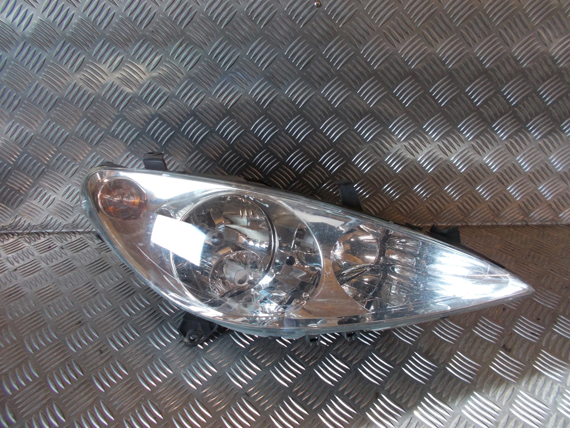 Peugeot 307 Forlygte Med OEM Nr. 6205ZR Fra Peugeot Ophugger