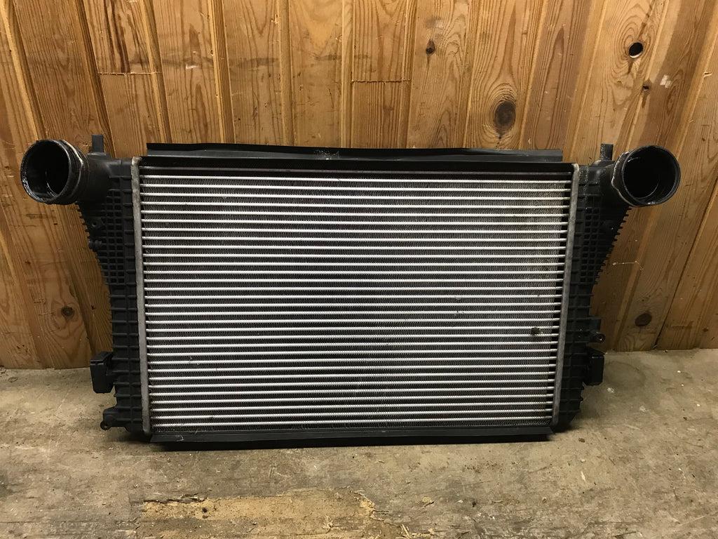 VW Jetta 1K Køler Intercooler Med OEM Nr. 1K0145803L Fra VW Ophugger