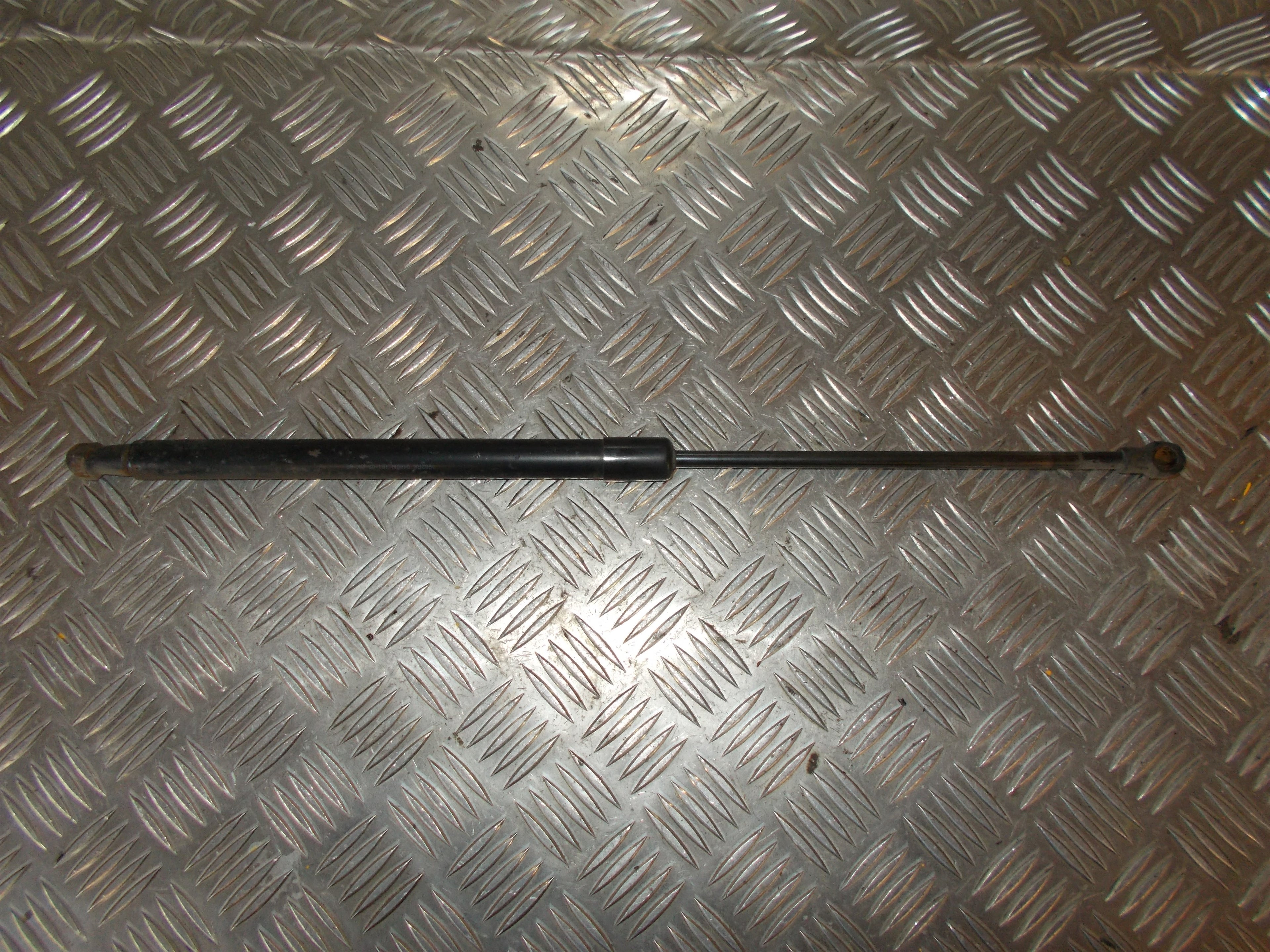 Audi A3 Bagklapsdæmper Med OEM Nr. 8P3827552A Fra Audi Ophugger