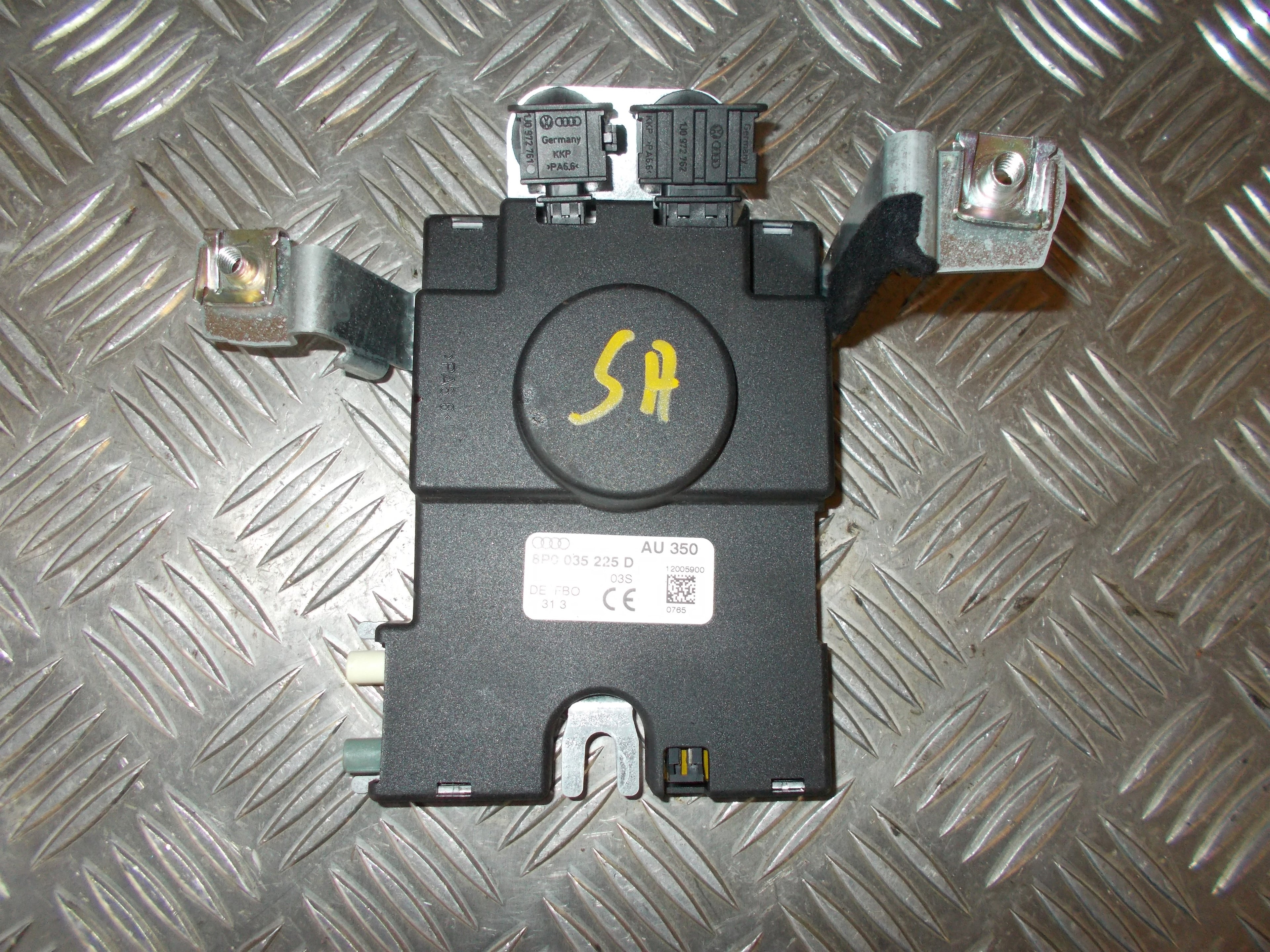 Audi A3 Radio Div. Tilbehør Med OEM Nr. 8P0035225D Fra Audi Ophugger