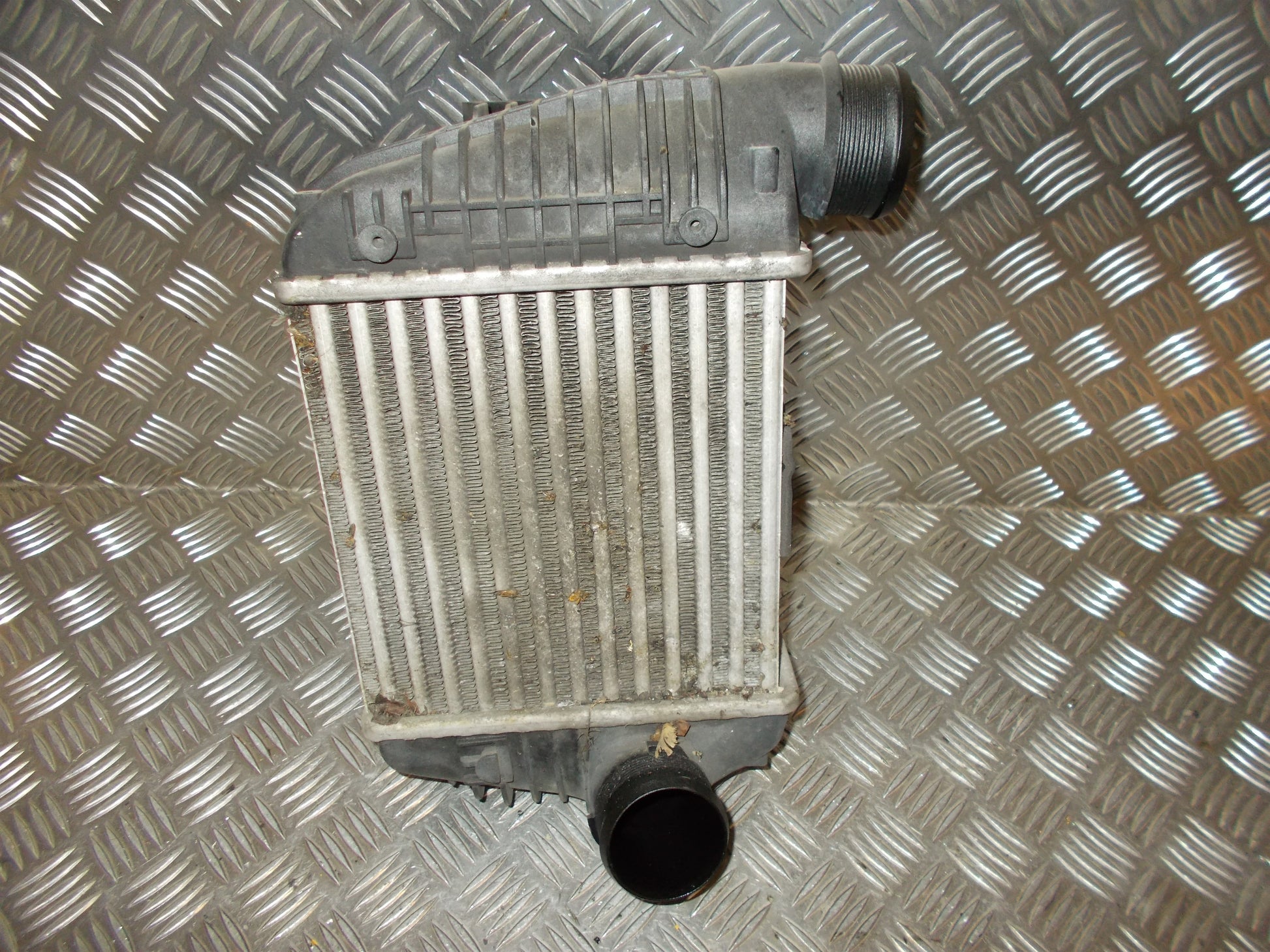 Audi A6 4F Køler Intercooler Med OEM Nr. 4F0145806P Fra Audi Ophugger