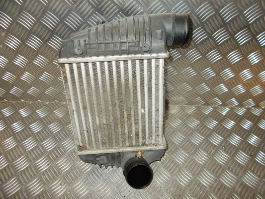 Audi A6 4F Køler Intercooler Med OEM Nr. 4F0145806P Fra Audi Ophugger