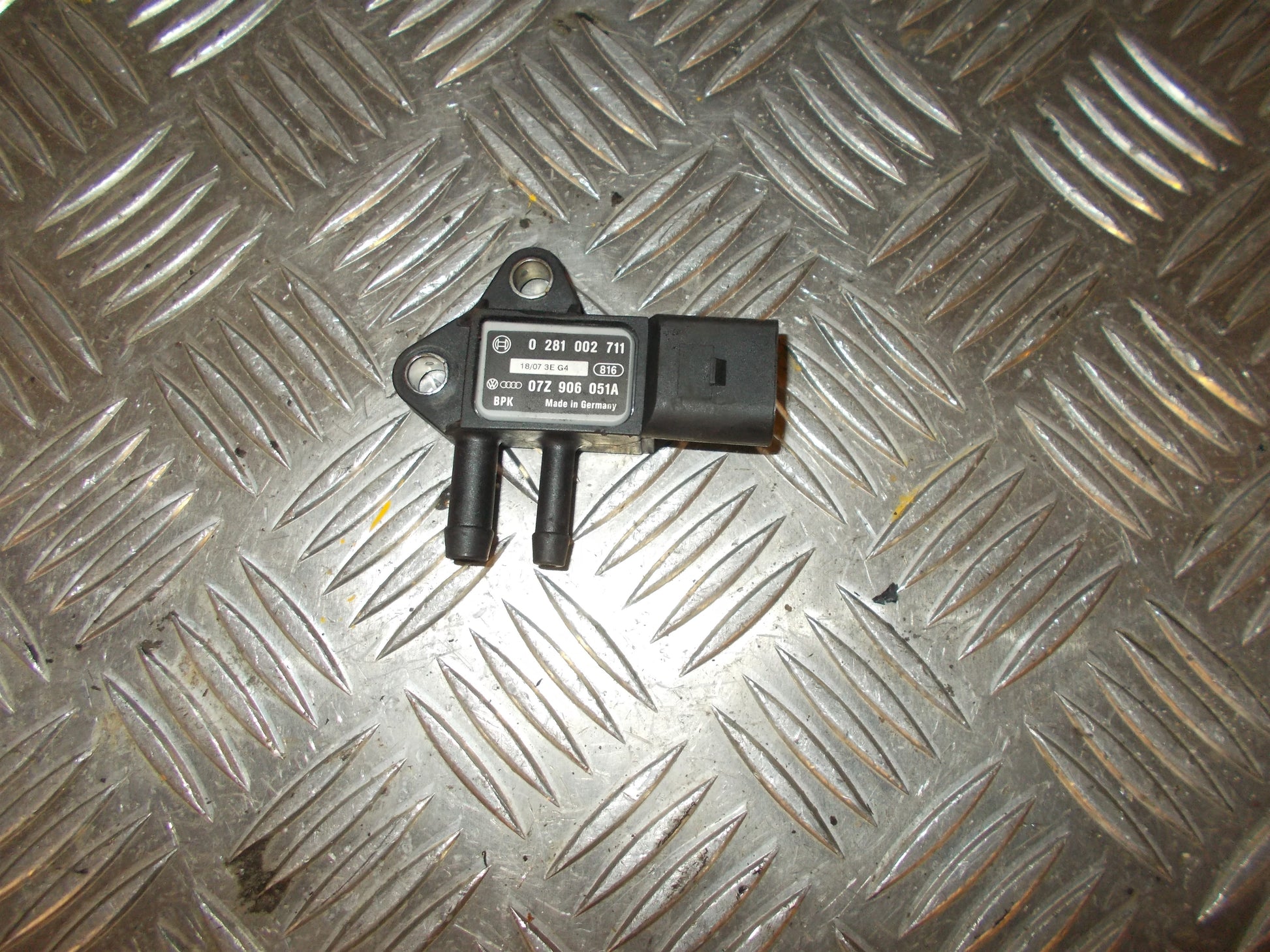 Audi A6 Vacuum Ventil Med OEM Nr. 0281002711 Fra Audi Ophugger