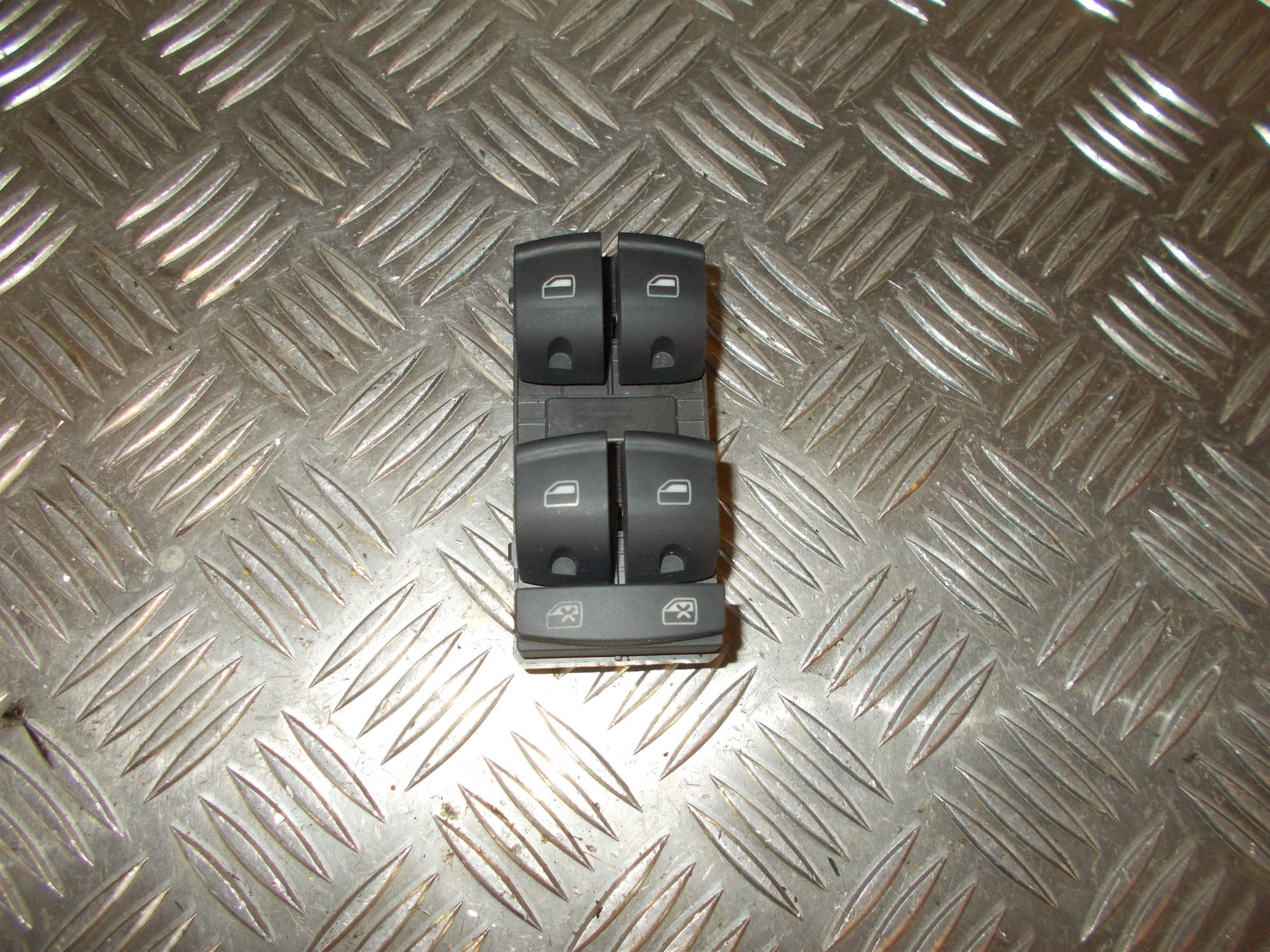 Audi A6 Kontakt Rudehejs Med OEM Nr. 4F0959651C Fra Audi Ophugger