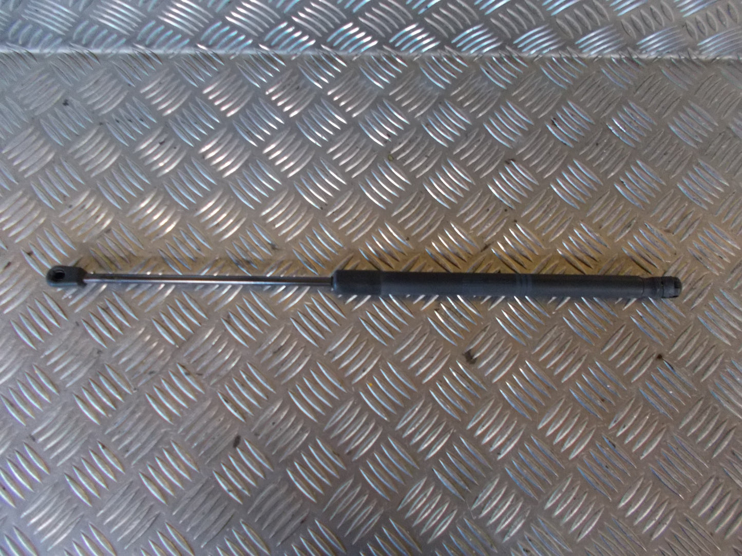 Audi A6 Bagklapsdæmper Med OEM Nr. 4F9827552D Fra Audi Ophugger