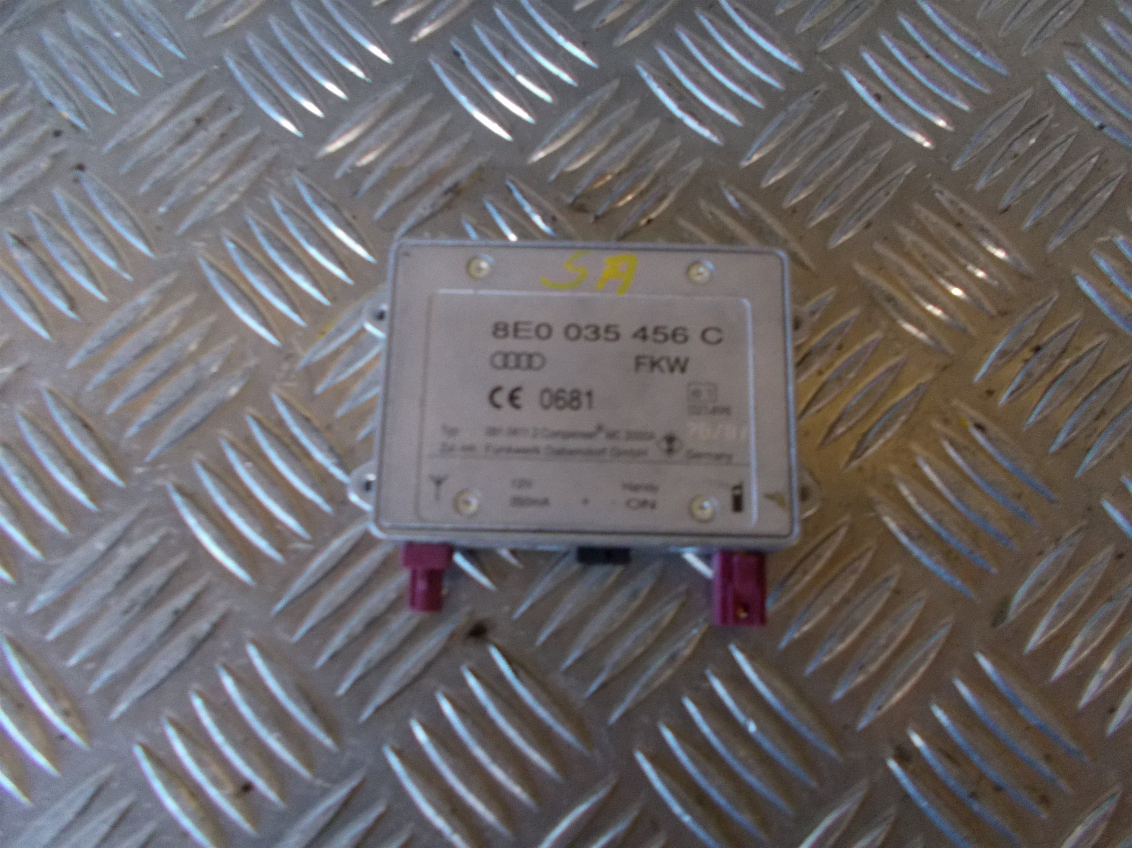 Audi A6 Antenneforstærker Med OEM Nr. 8E0035456C Fra Audi Ophugger