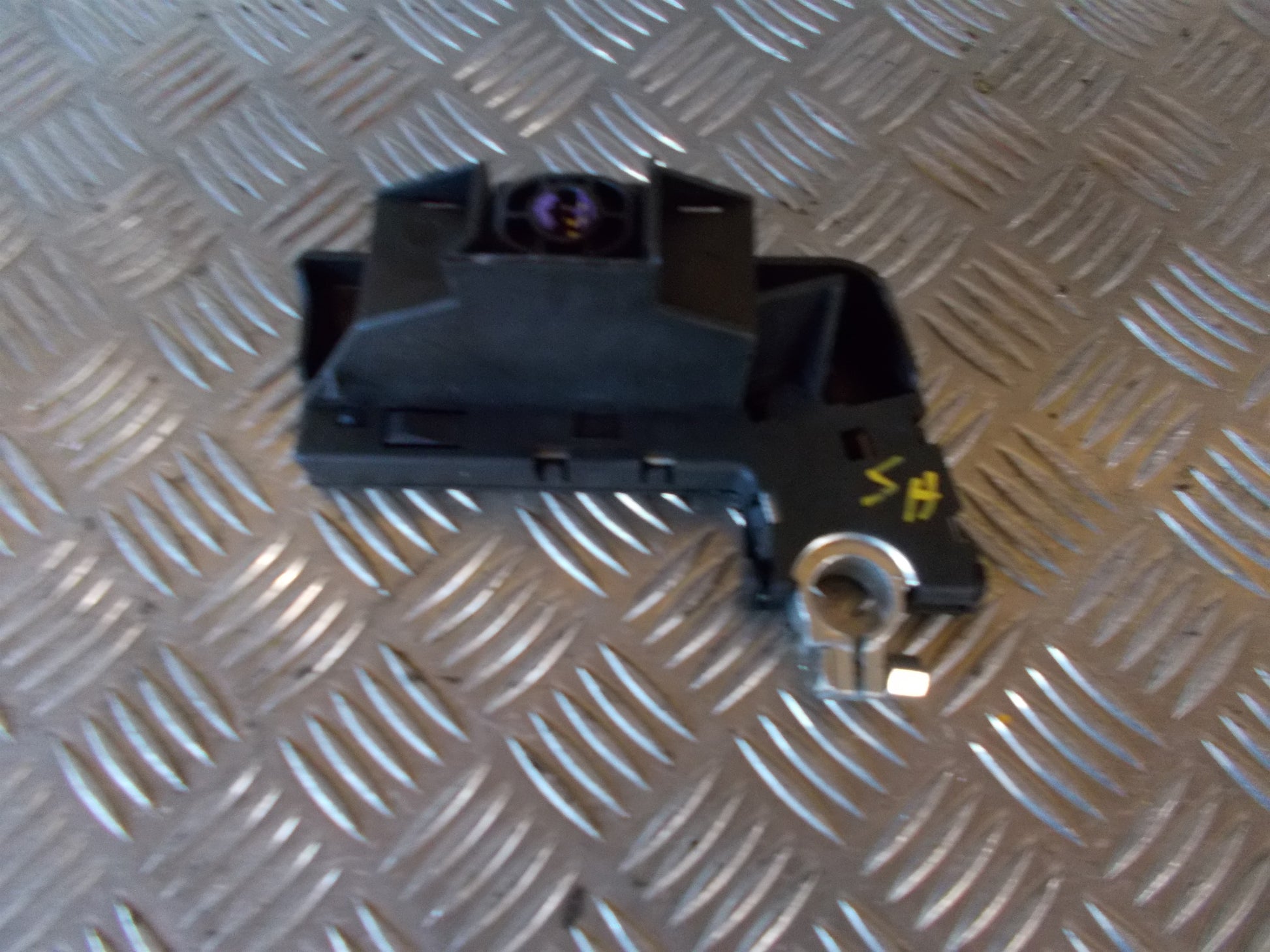 Audi A6 Batterikasse Med OEM Nr. 4F0915459 Fra Audi Ophugger