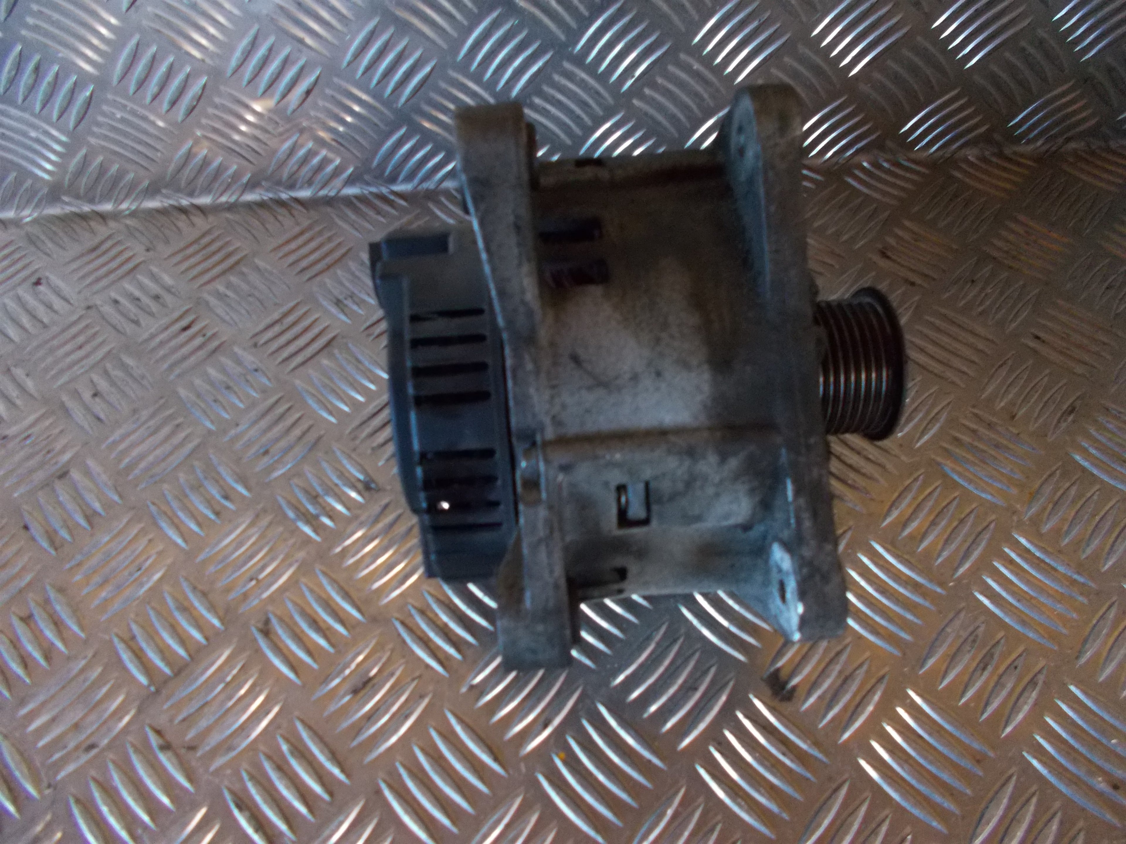 Nissan Primera P12 Generator Med OEM Nr. 23100AW300 Fra Nissan Ophugger