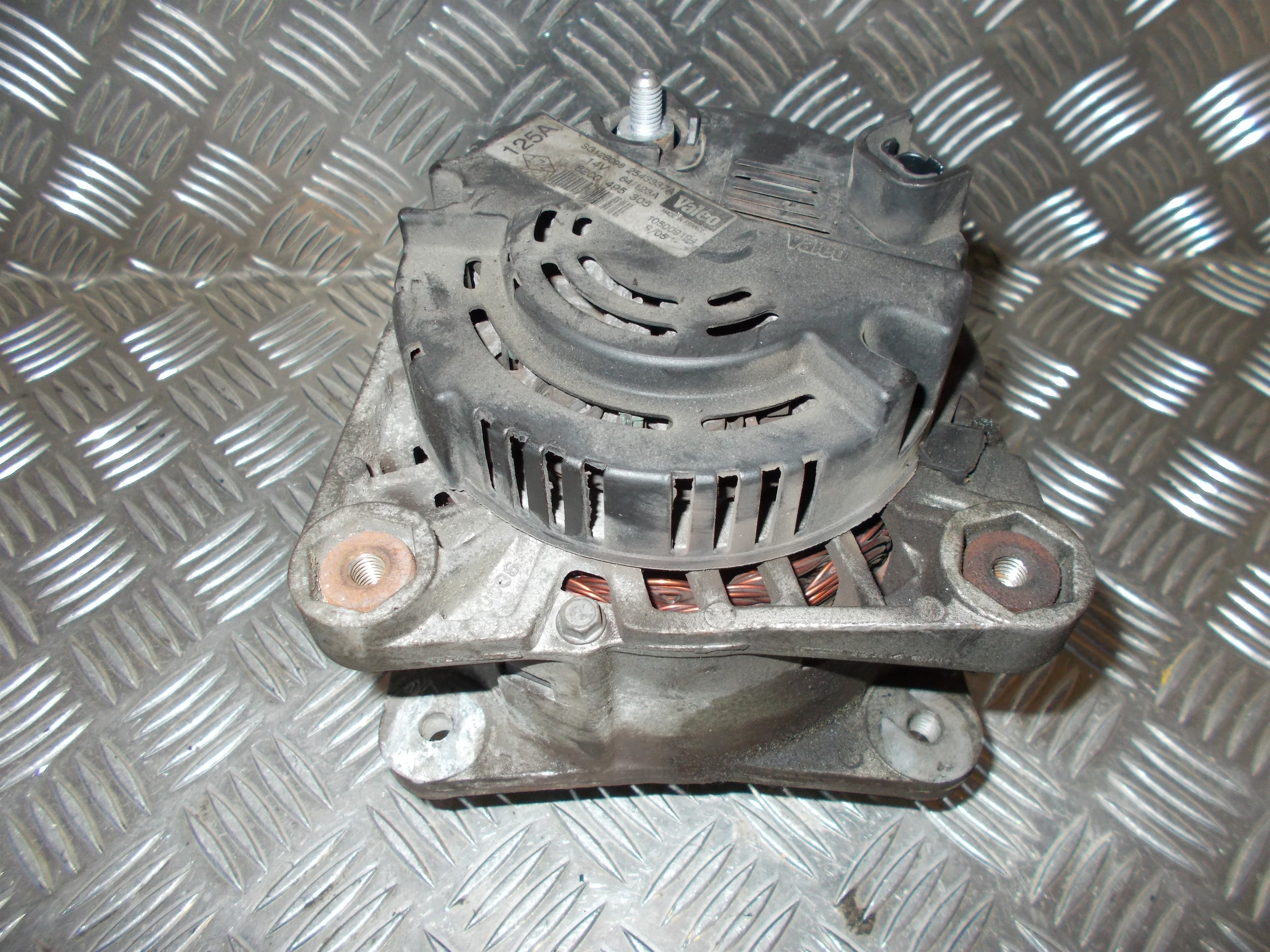 Nissan Primera P12 Generator Med OEM Nr. 23100AW300 Fra Nissan Ophugger