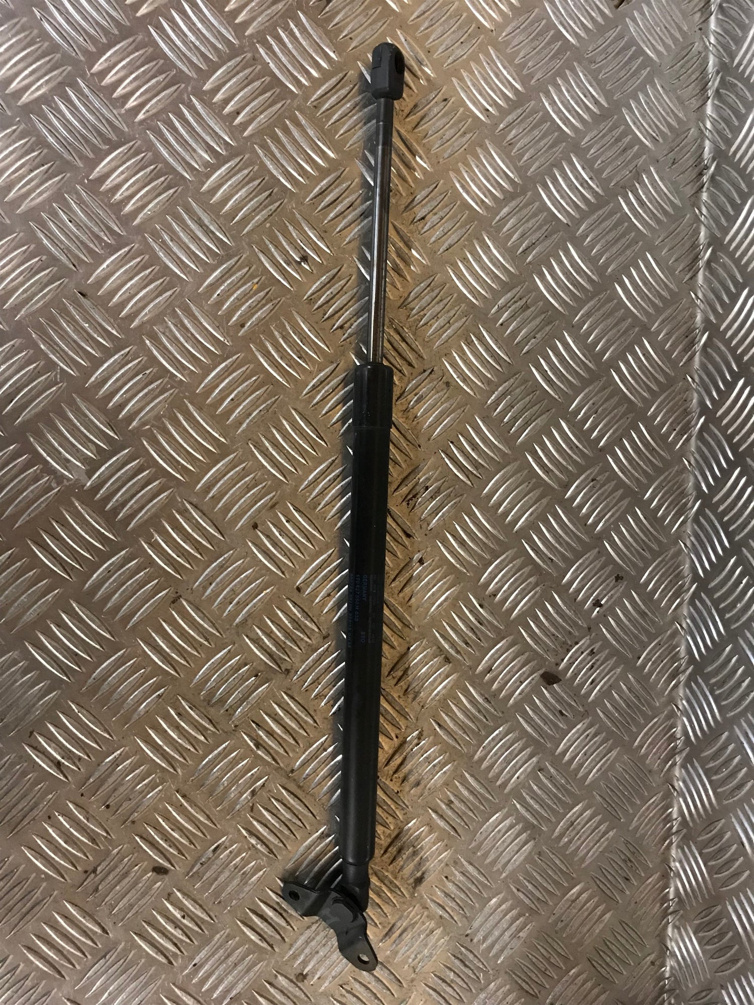 VW Touran Gp2 Bagklapsdæmper Med OEM Nr. 1T0827550H Fra VW Ophugger