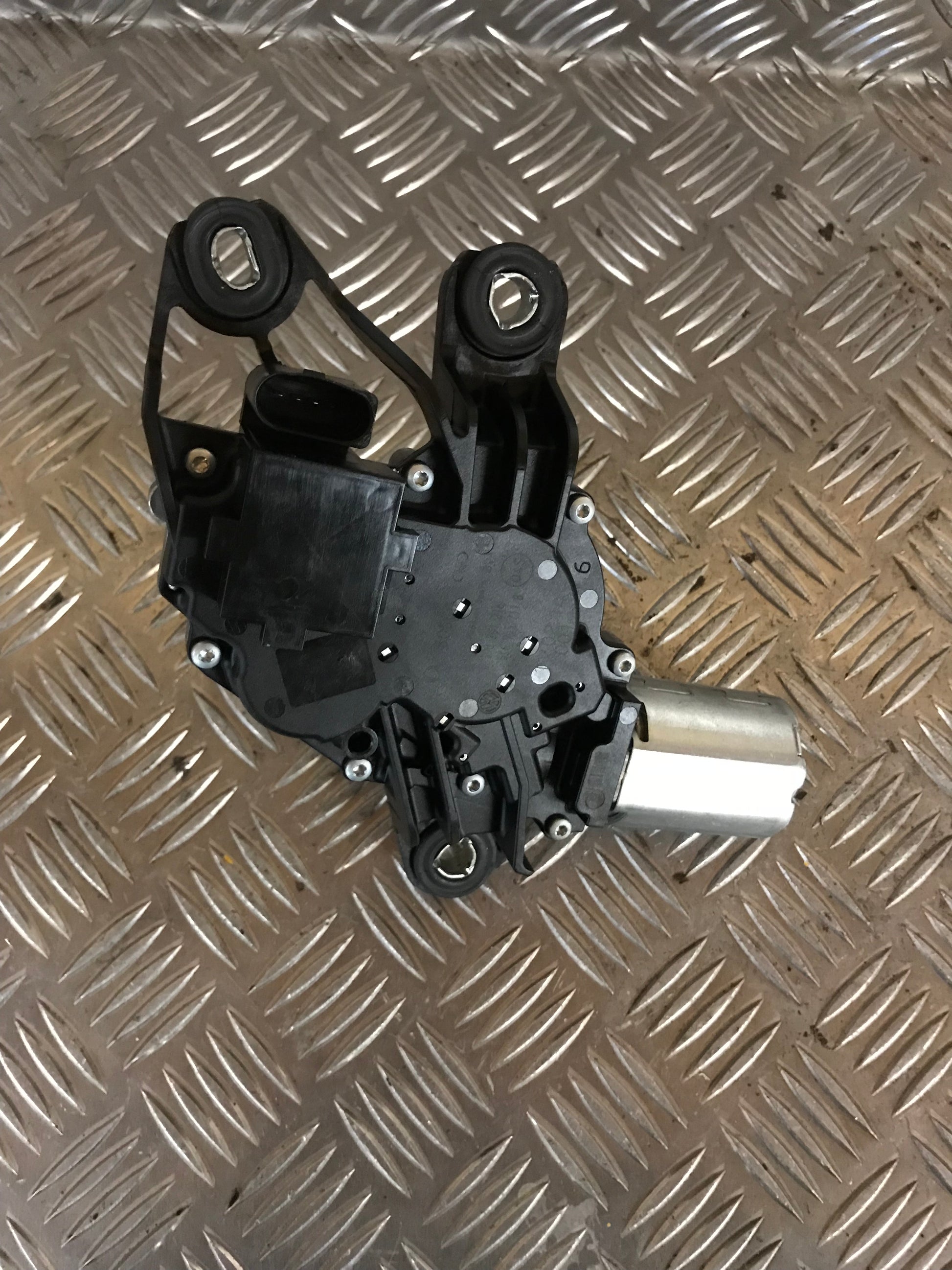 VW Touran GP2 Bagrudevisker Motor Med OEM Nr. 5K6955711A Fra VW Ophugger