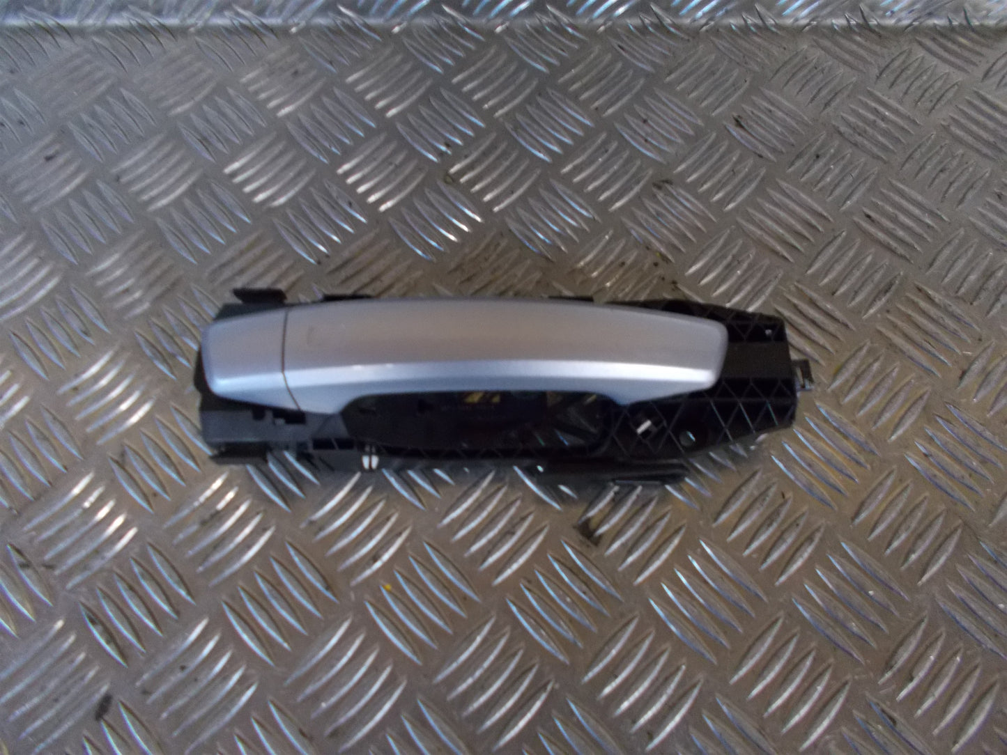 VW Touran GP2 Håndtag Udvendig Med OEM Nr. 8V0839885 Fra VW Ophugger