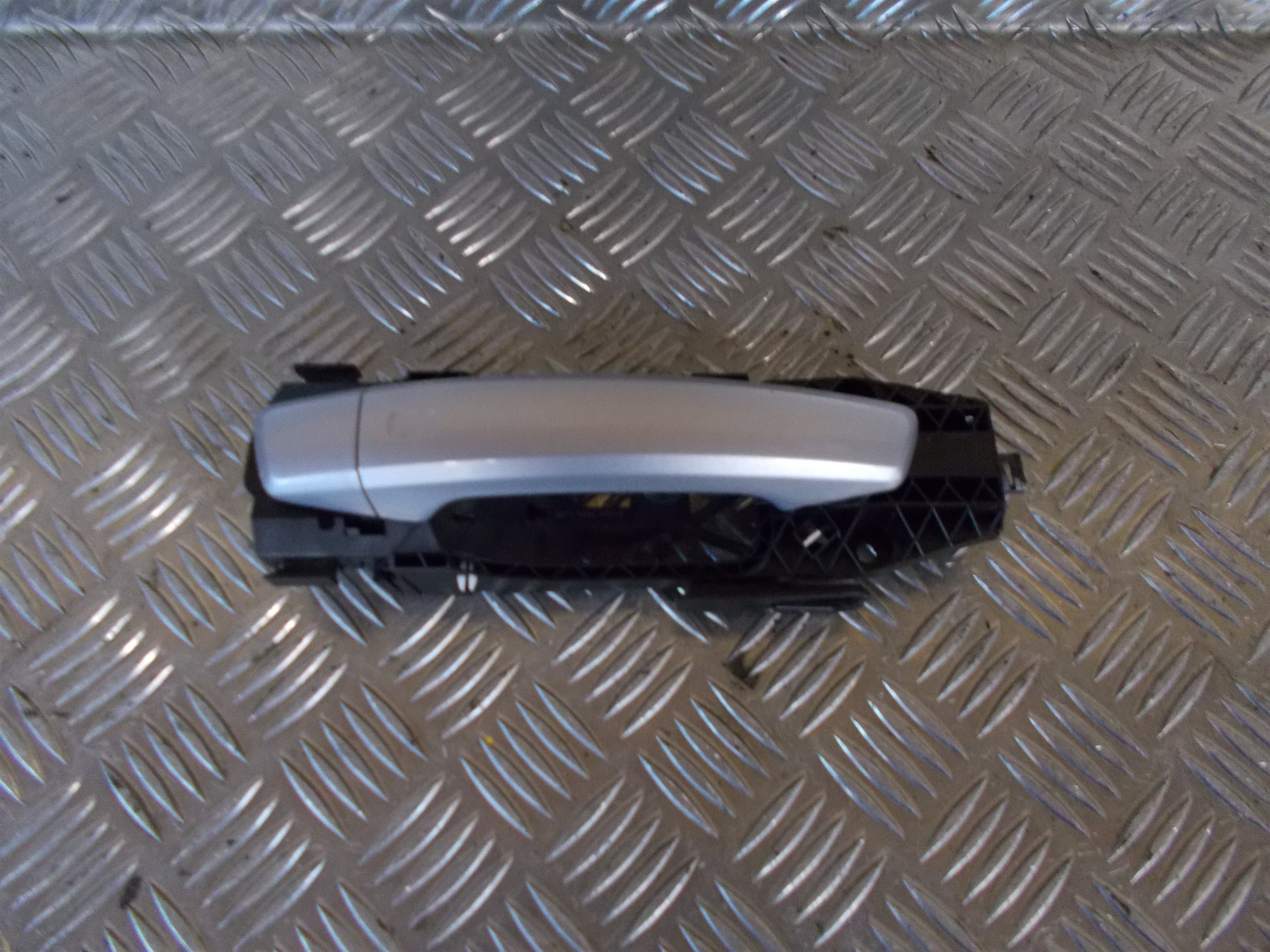 VW Touran GP2 Håndtag Udvendig Med OEM Nr. 8V0839885 Fra VW Ophugger