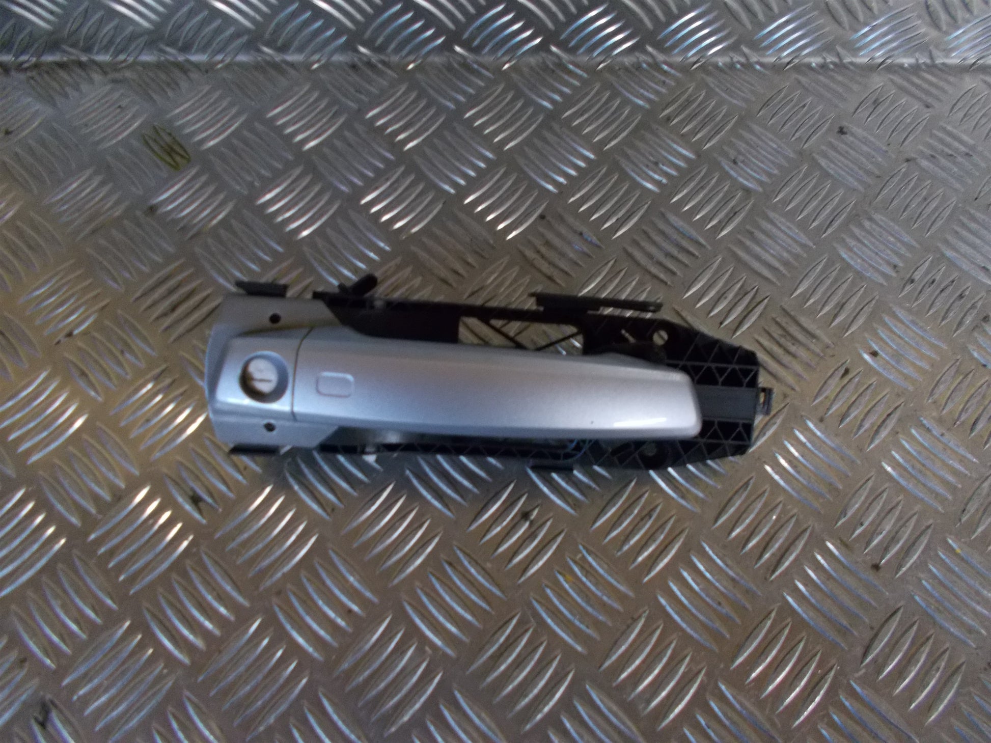 VW Touran GP2 Håndtag Udvendig Med OEM Nr. 8V0837885 Fra VW Ophugger