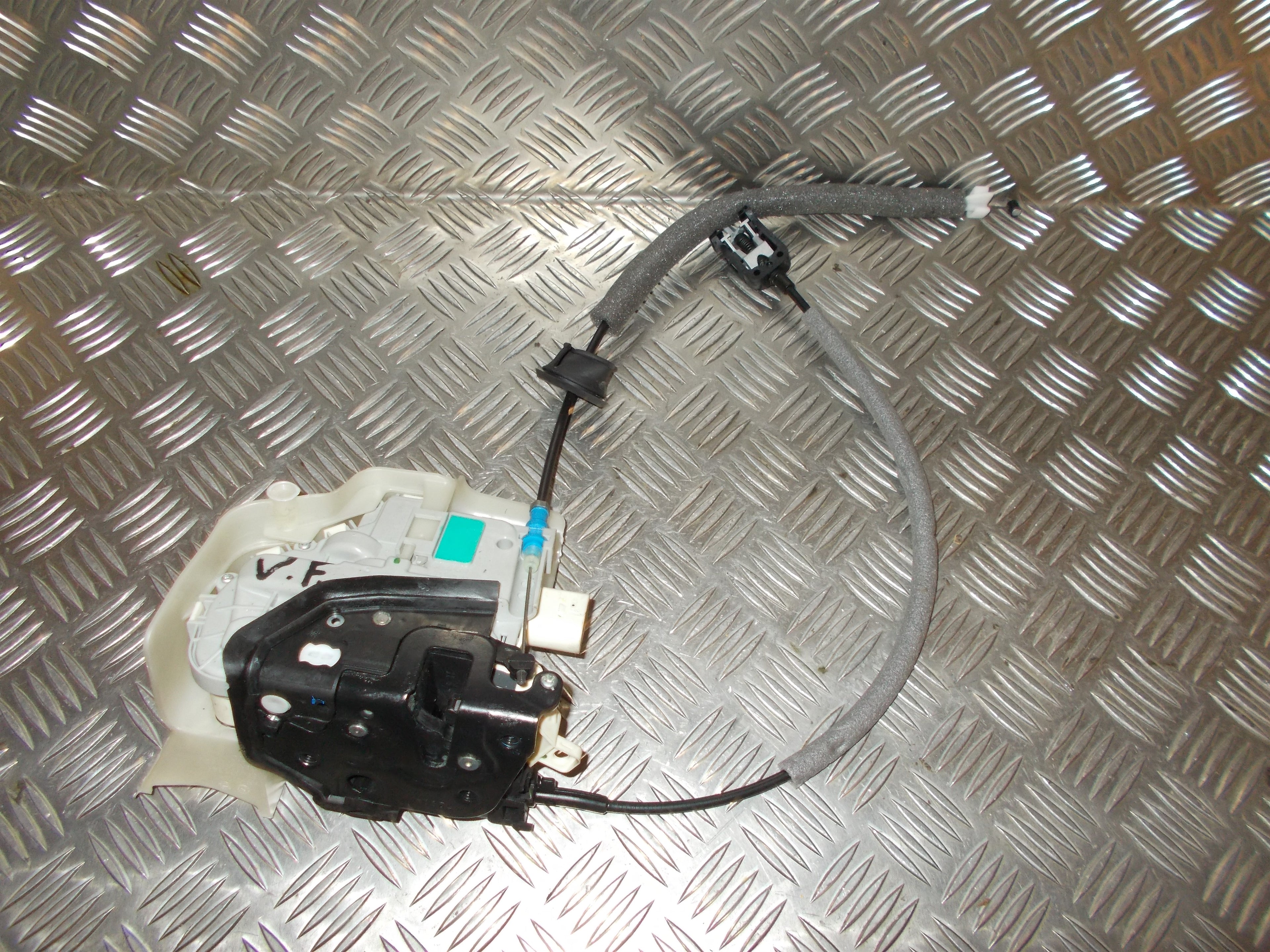 VW Touran Gp2 Dørlås Med OEM Nr. 8X1837015C Fra VW Ophugger