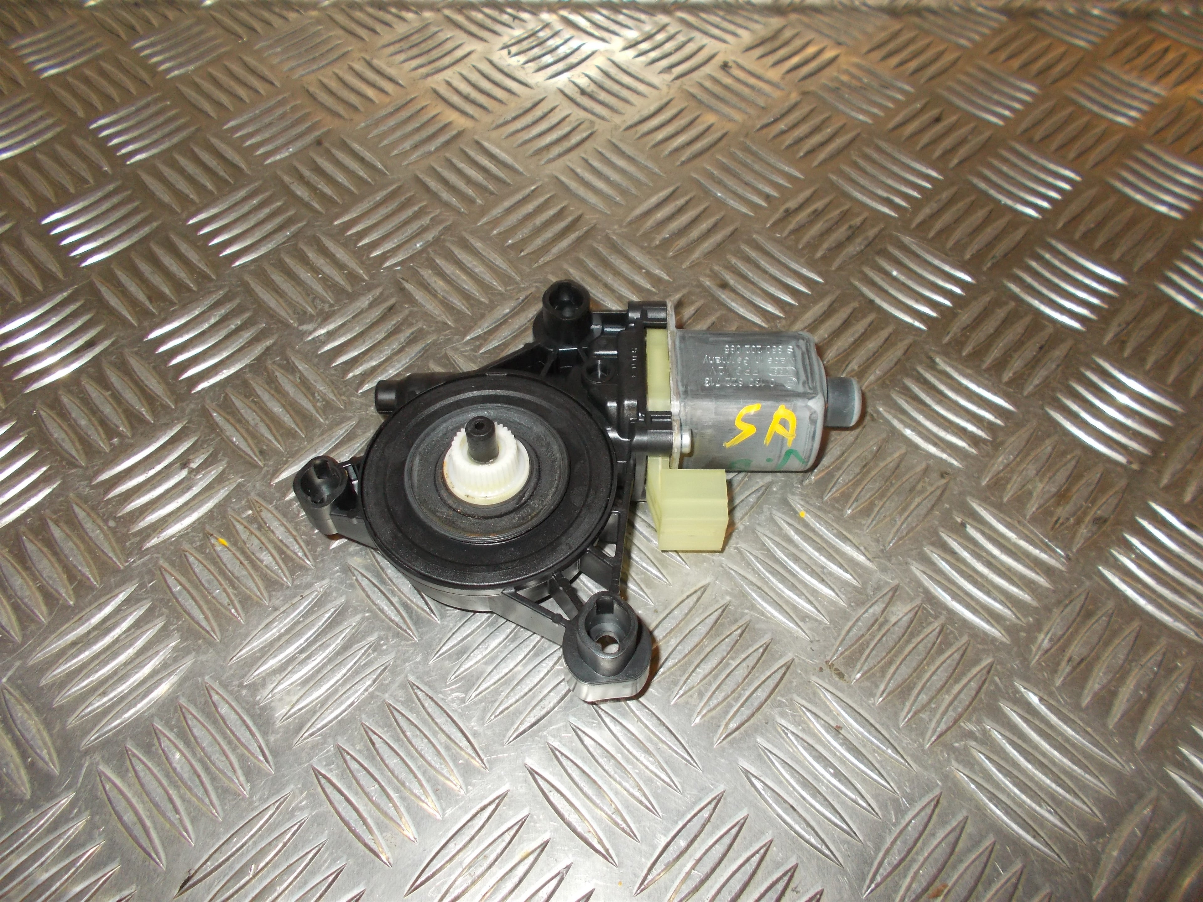VW Touran Gp2 Rudemotor - Rudehejs Med OEM Nr. 0130822713 Fra VW Ophugger