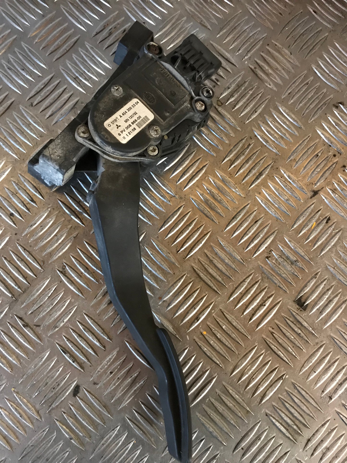 Mitsubishi Colt Speederpedal Med OEM Nr. MN125792 Fra Mitsubishi Ophugger