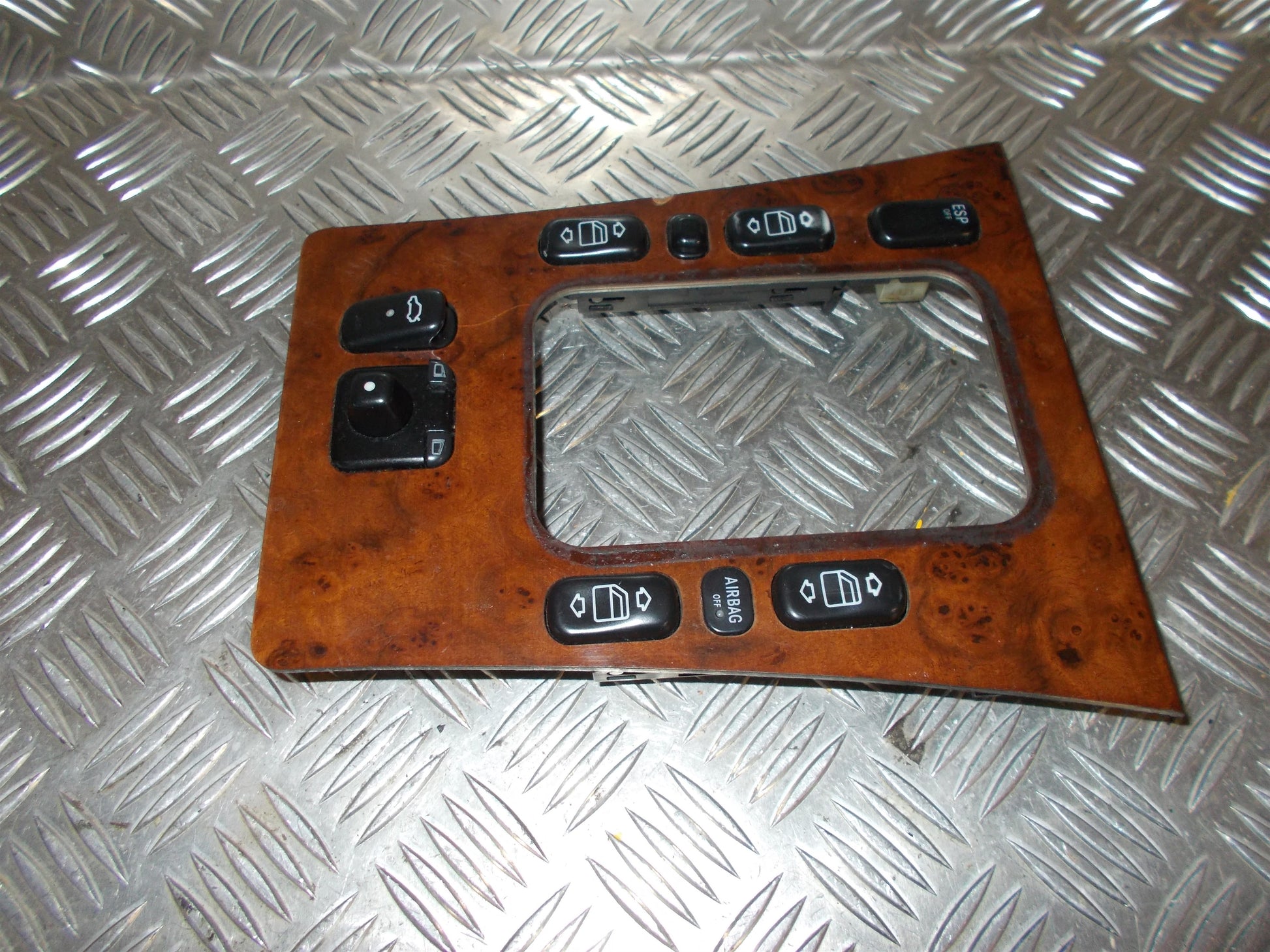 Mercedes E W210 Kontakt Rudehejs Med OEM Nr. Ophugger Fra Mercedes Ophugger