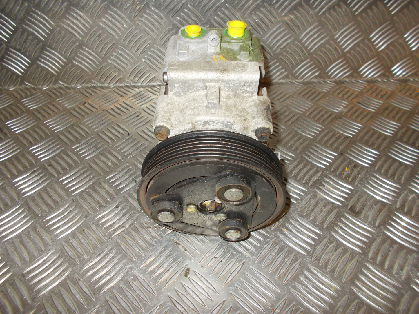 Ford Fiesta 6 Aircondition Pumpe Med OEM Nr. 6S4319D629AA Fra Ford Ophugger