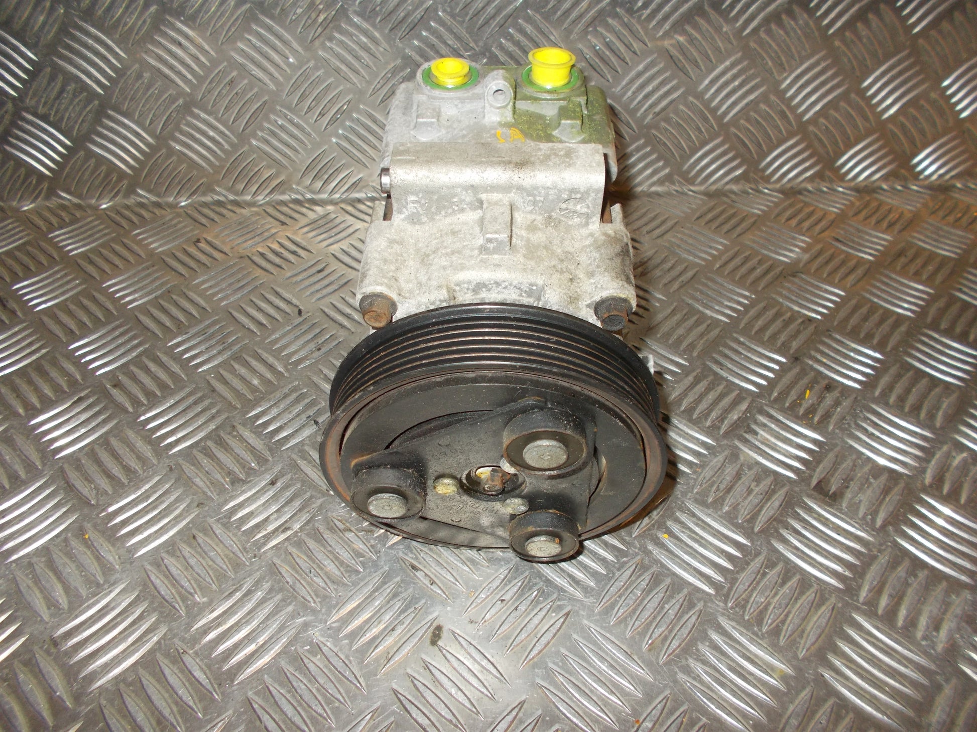 Ford Fiesta 6 Aircondition Pumpe Med OEM Nr. 6S4319D629AA Fra Ford Ophugger