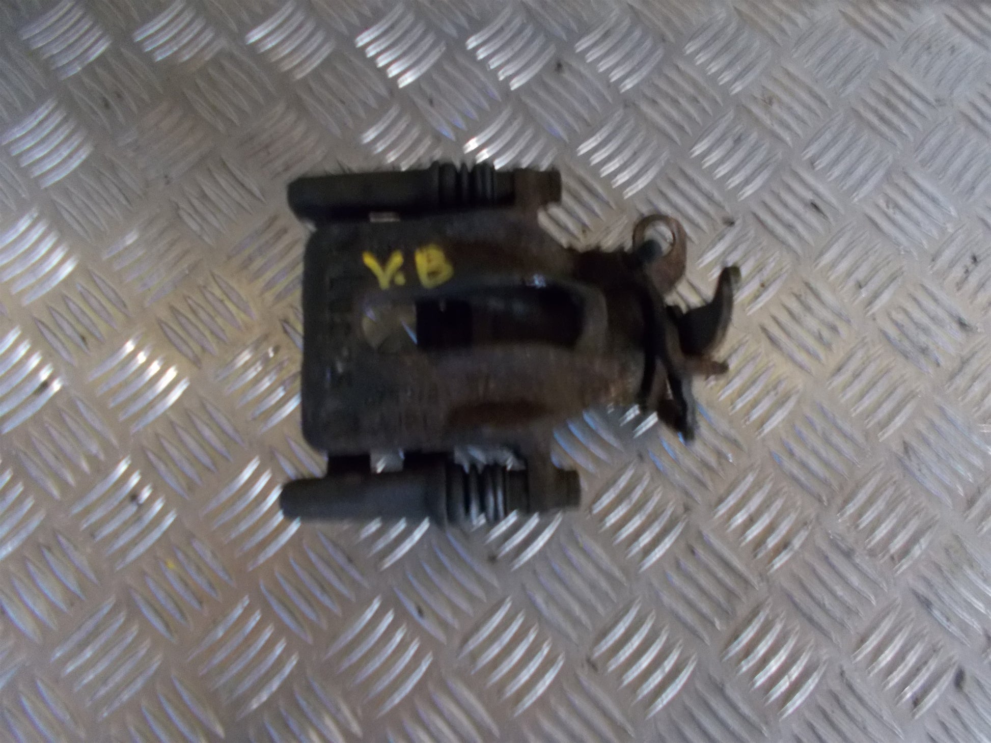 Ford Fiesta 6 Bremsekaliber VB Med OEM Nr. Ophugger Fra Ford Ophugger