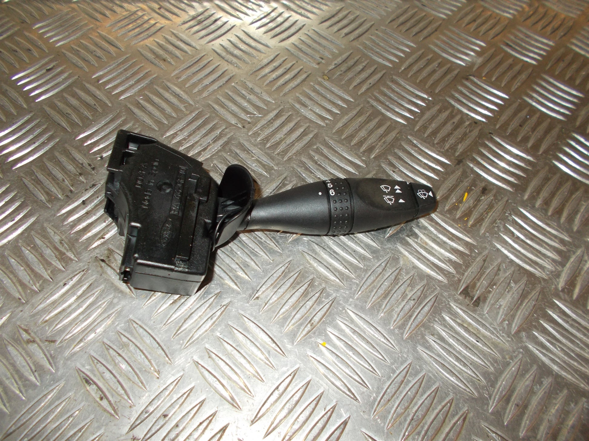 Ford Fiesta 6 Kontakt Visker Med OEM Nr. 1S7T17A553DD Fra Ford Ophugger