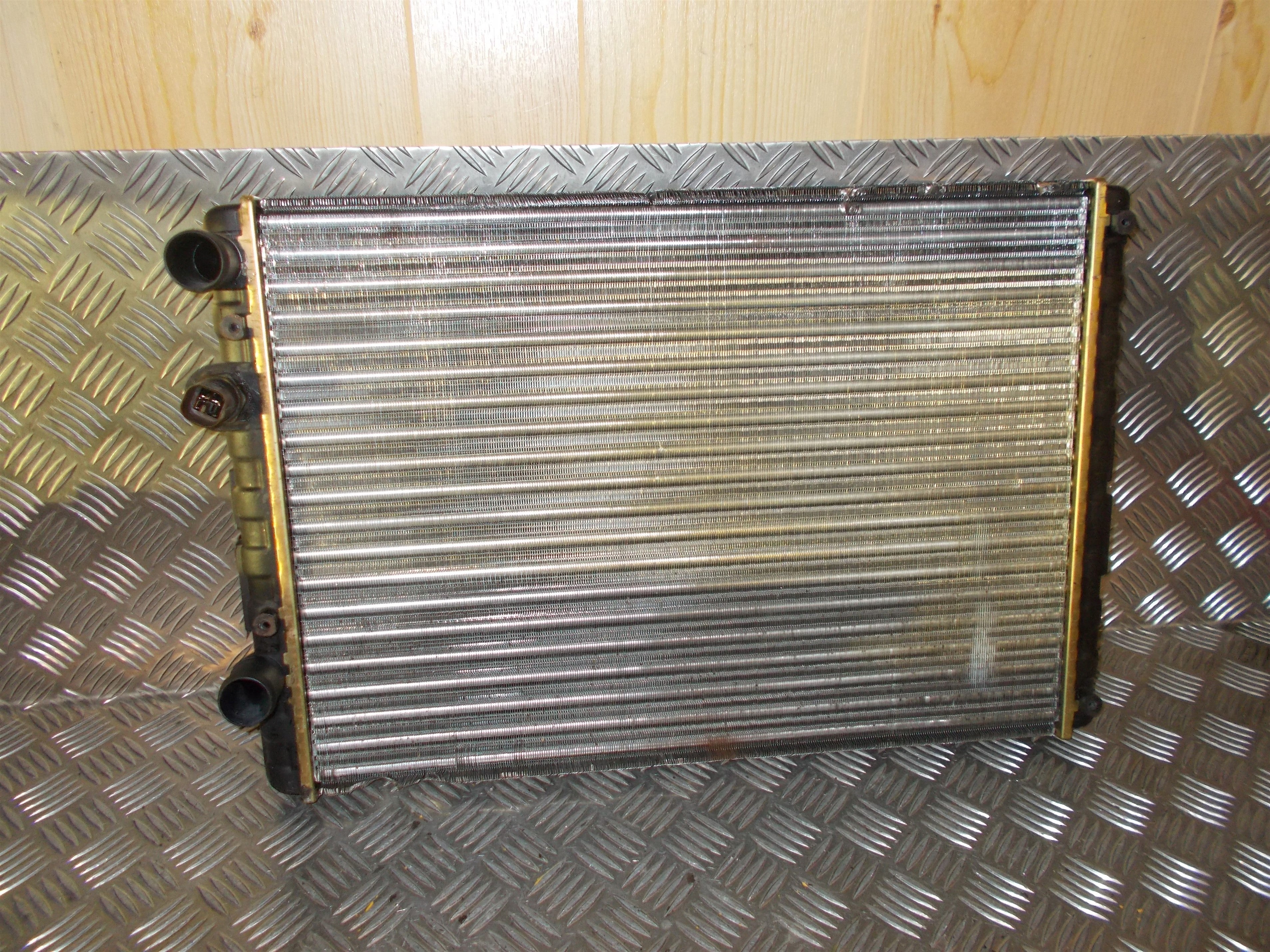 VW Lupo 6E/6X Køler Med OEM Nr. 6n0121253ak Fra VW Ophugger