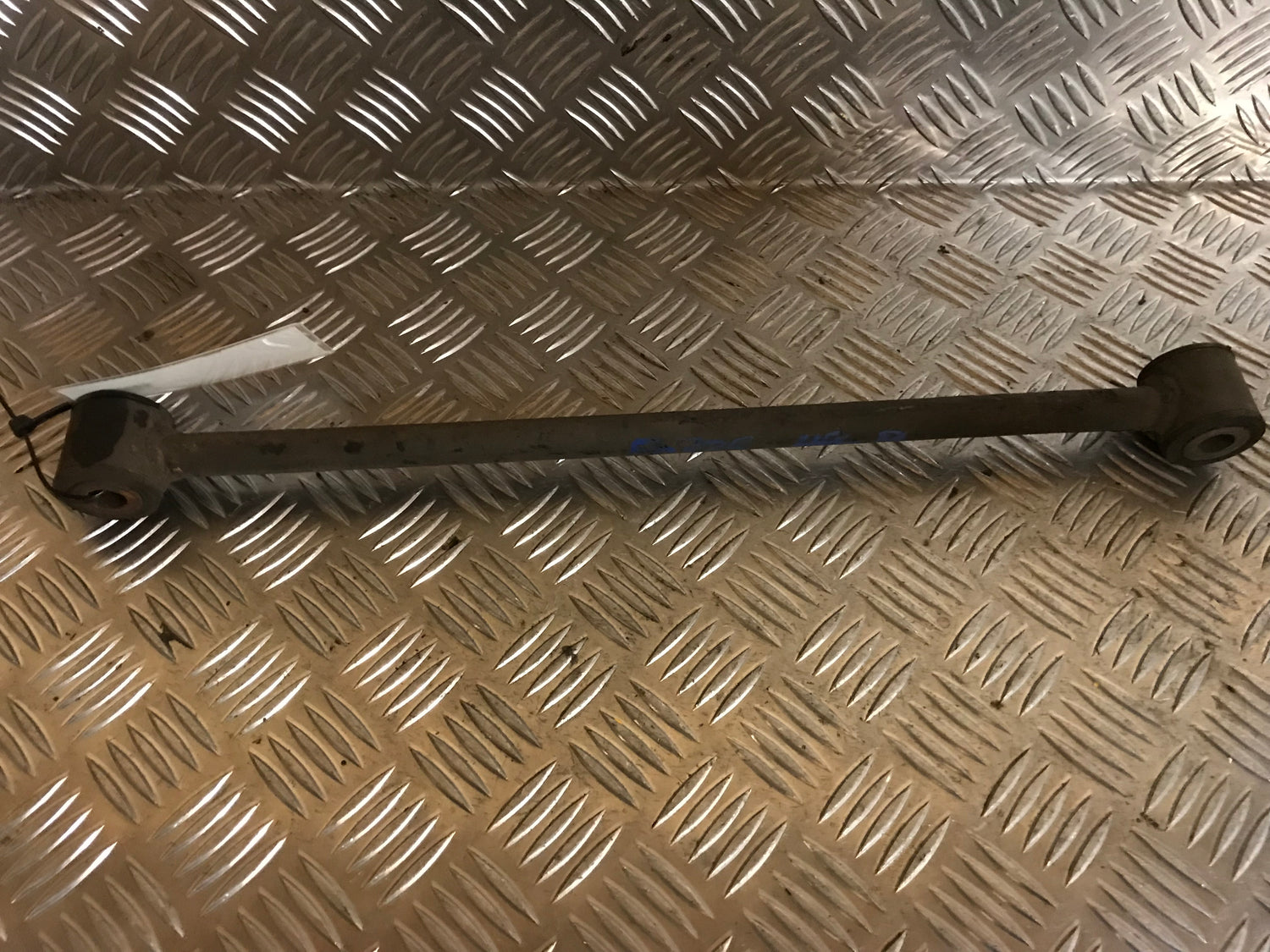 Nissan X-Trail T30 Bærearm Bag H Med OEM Nr. Ophugger Fra Nissan Ophugger