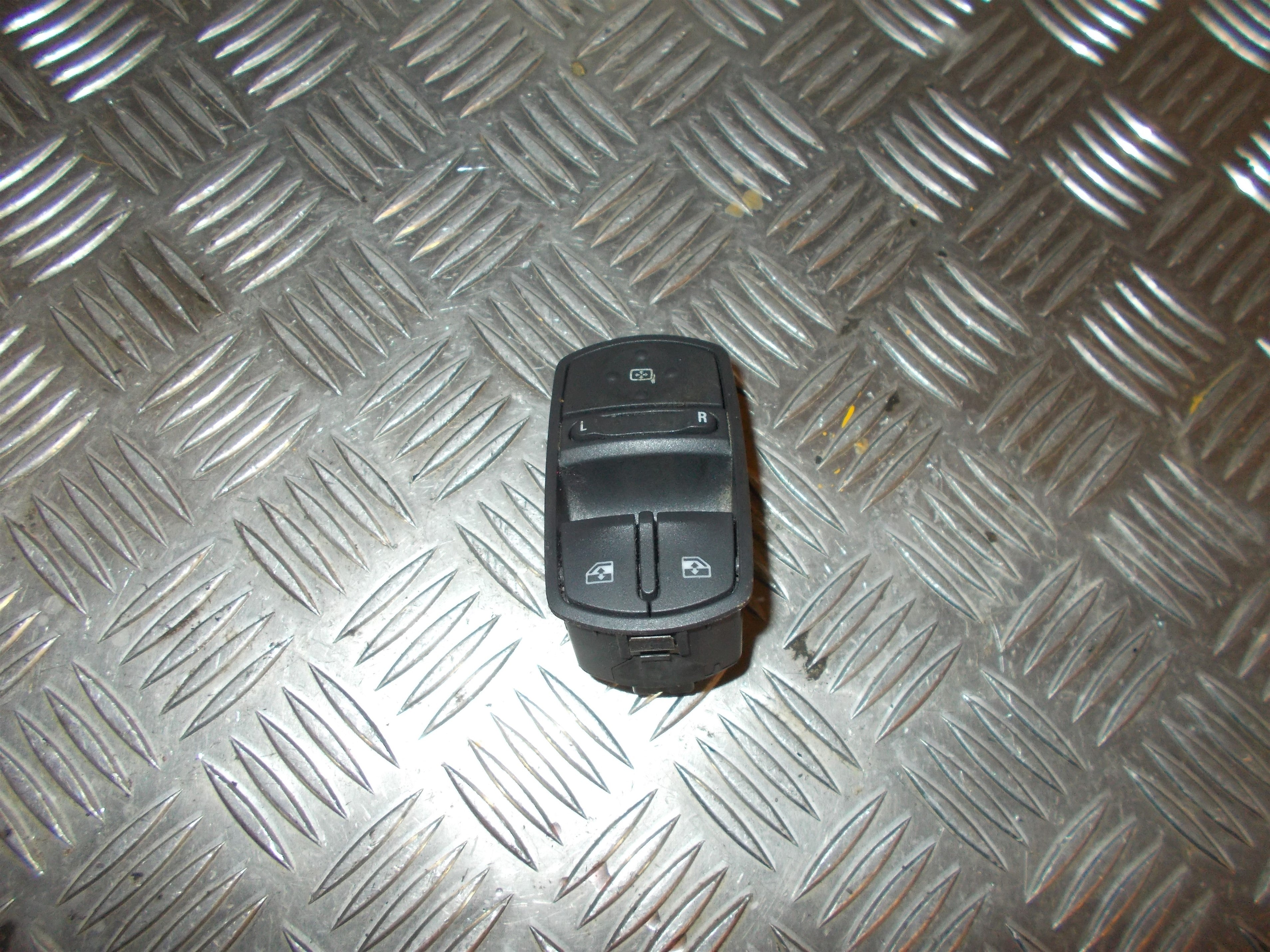 Opel Corsa D Kontakt Rudehejs Med OEM Nr. 13258521AA Fra Opel Ophugger