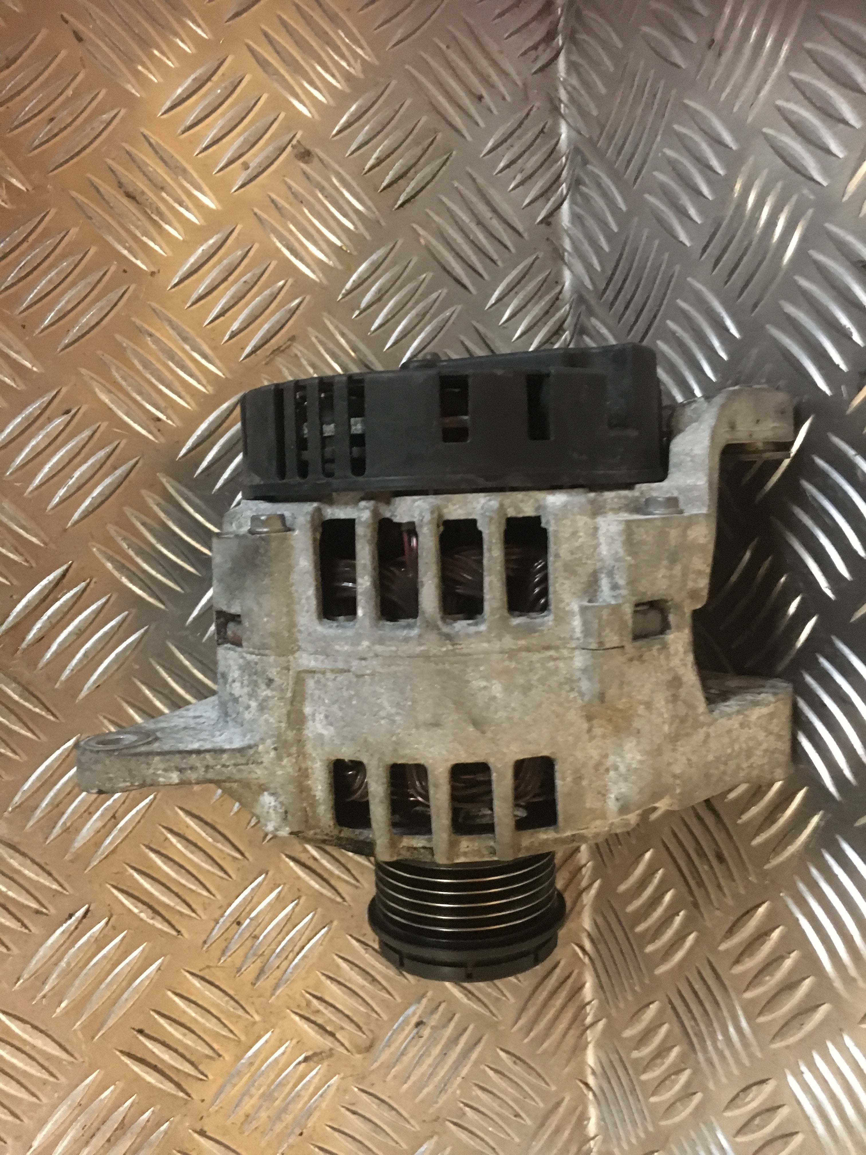 Renault Megane Generator Med OEM Nr. 8200054588 Fra Renault Ophugger