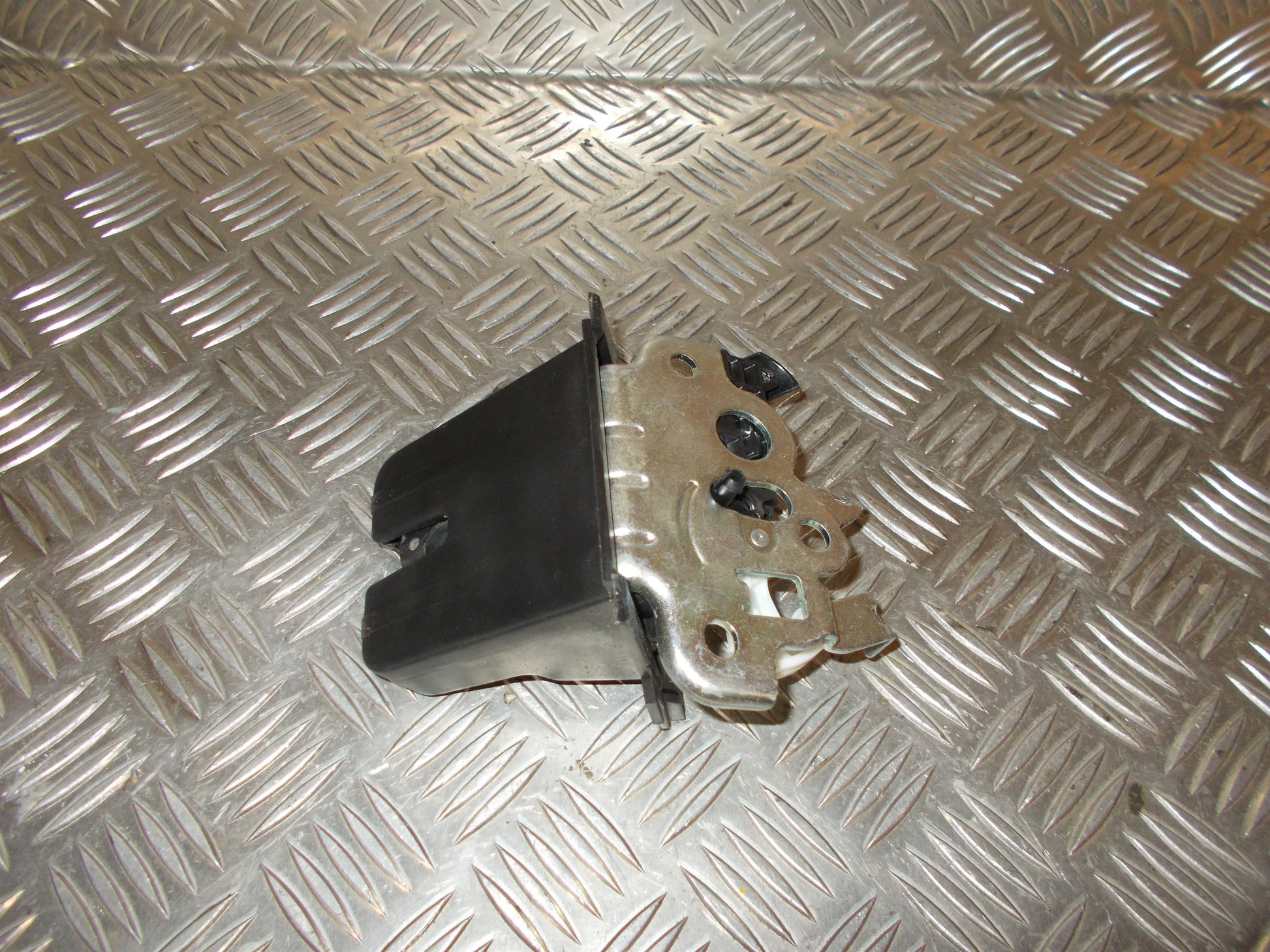 Skoda Octavia Dørlås Med OEM Nr. 5E0827505 Fra Skoda Ophugger